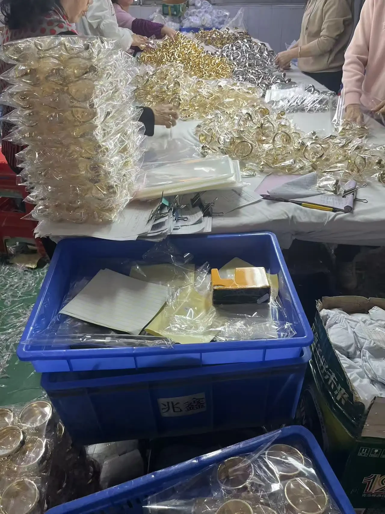 工厂内的金属加工设备