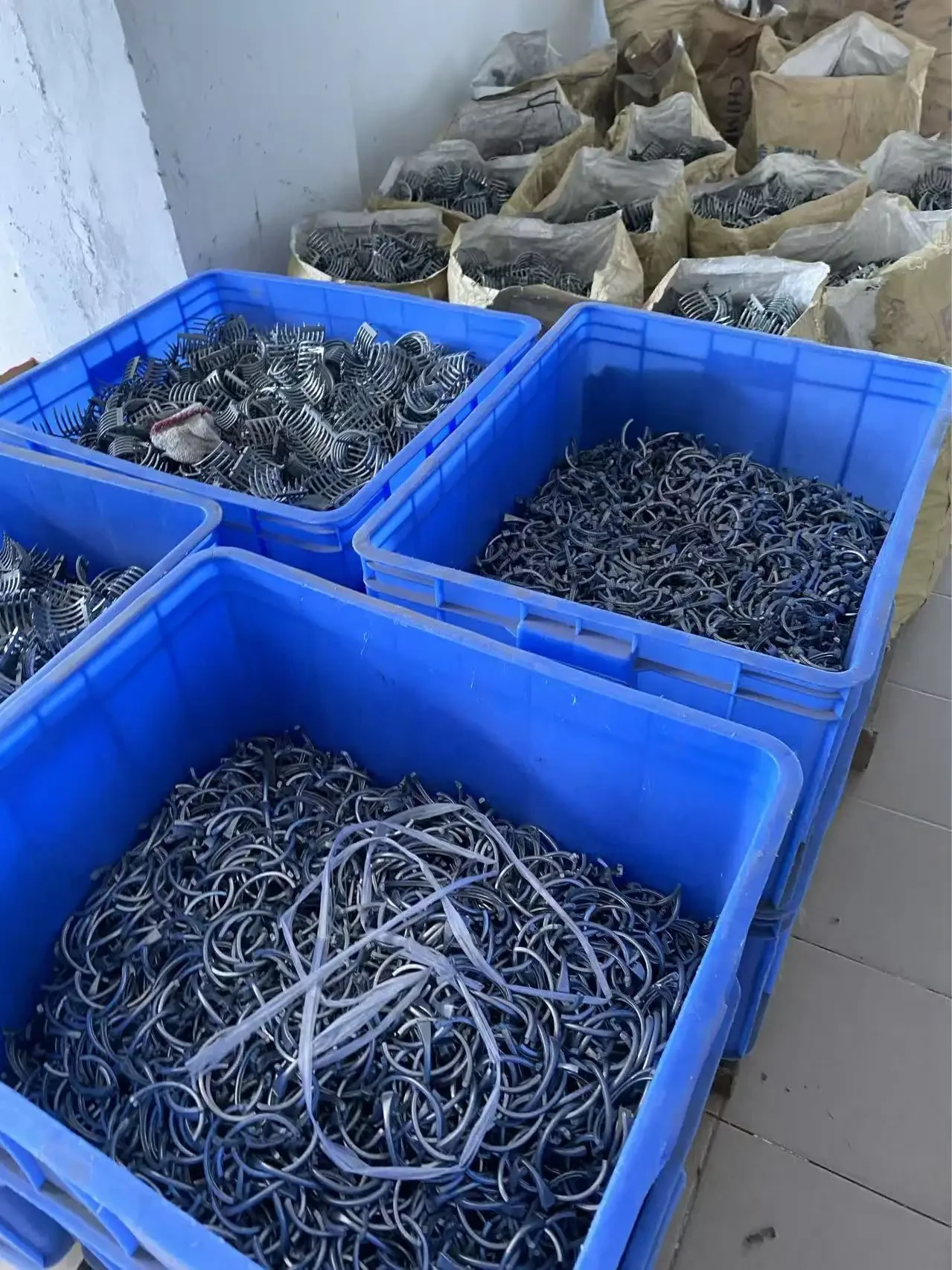 工厂车间内的金属加工设备