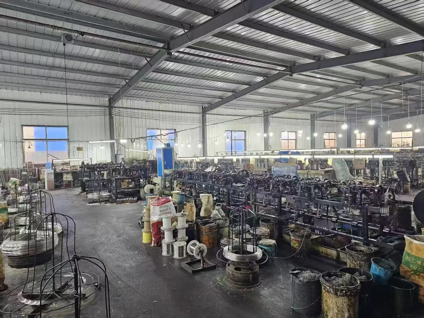 工作台上检查金属样品