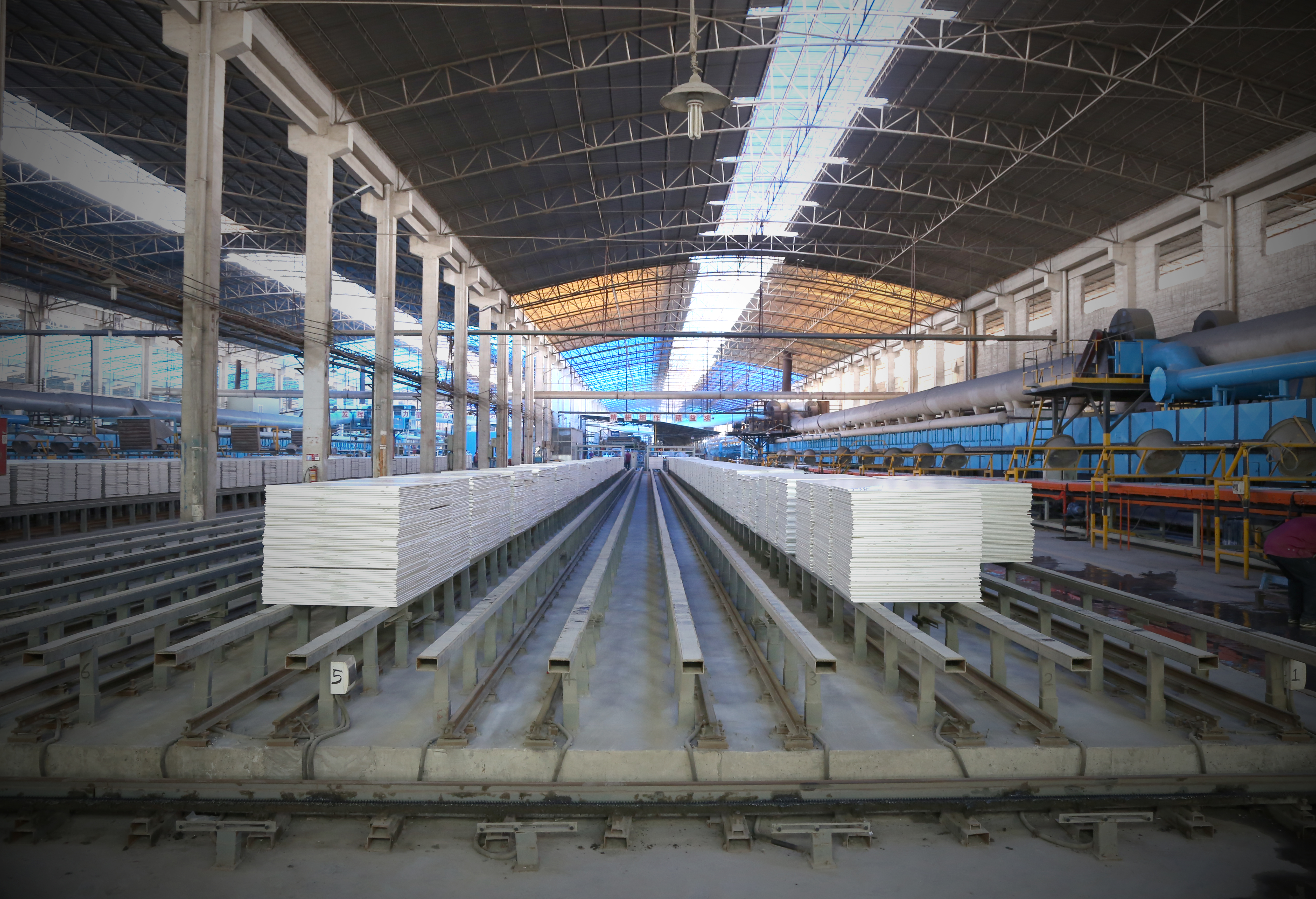 Tile kiln production line with roller conveyor