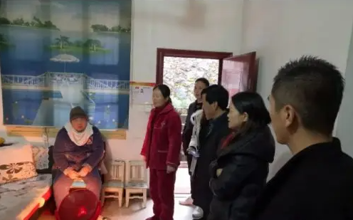 扶贫帮困用爱心传递企业责任