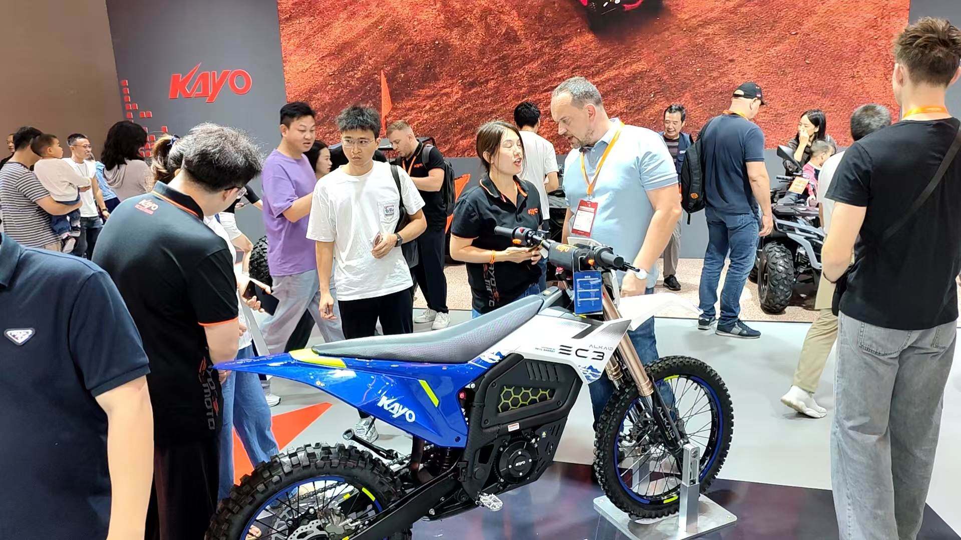 Visitors from overseas learn about ALKAID EC3 at the booth.