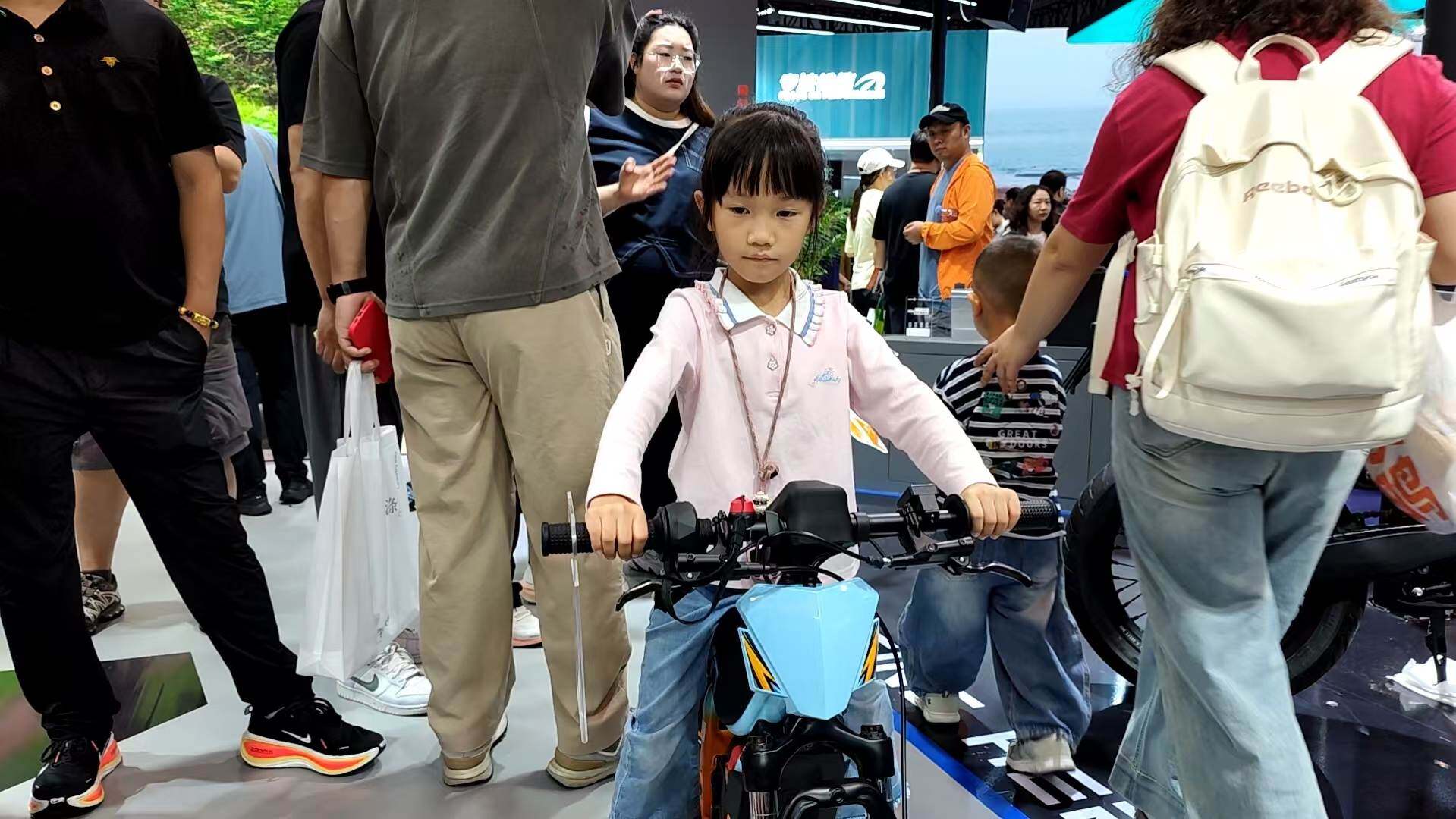 Young testers experiencing the booth