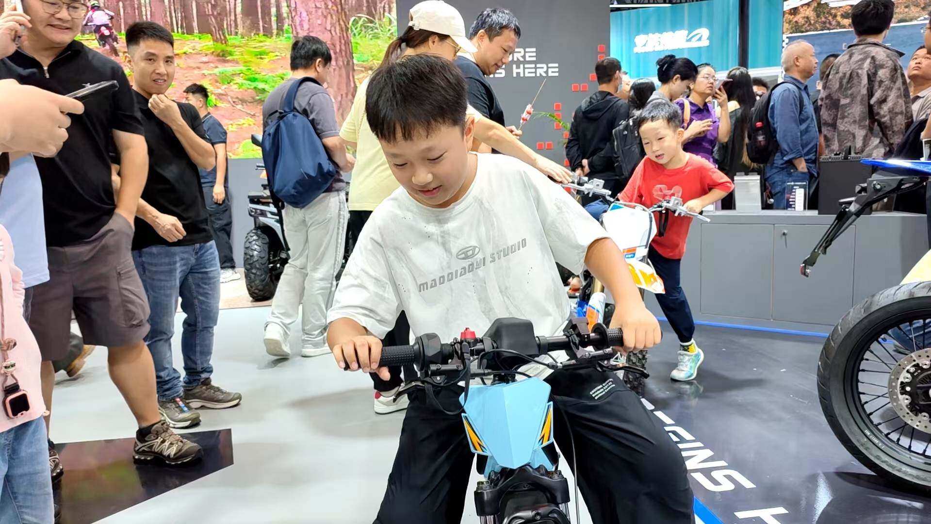 Family audience at the REAL ENERGY booth