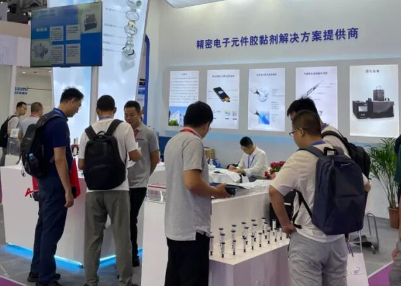 展会现场商务洽谈场景