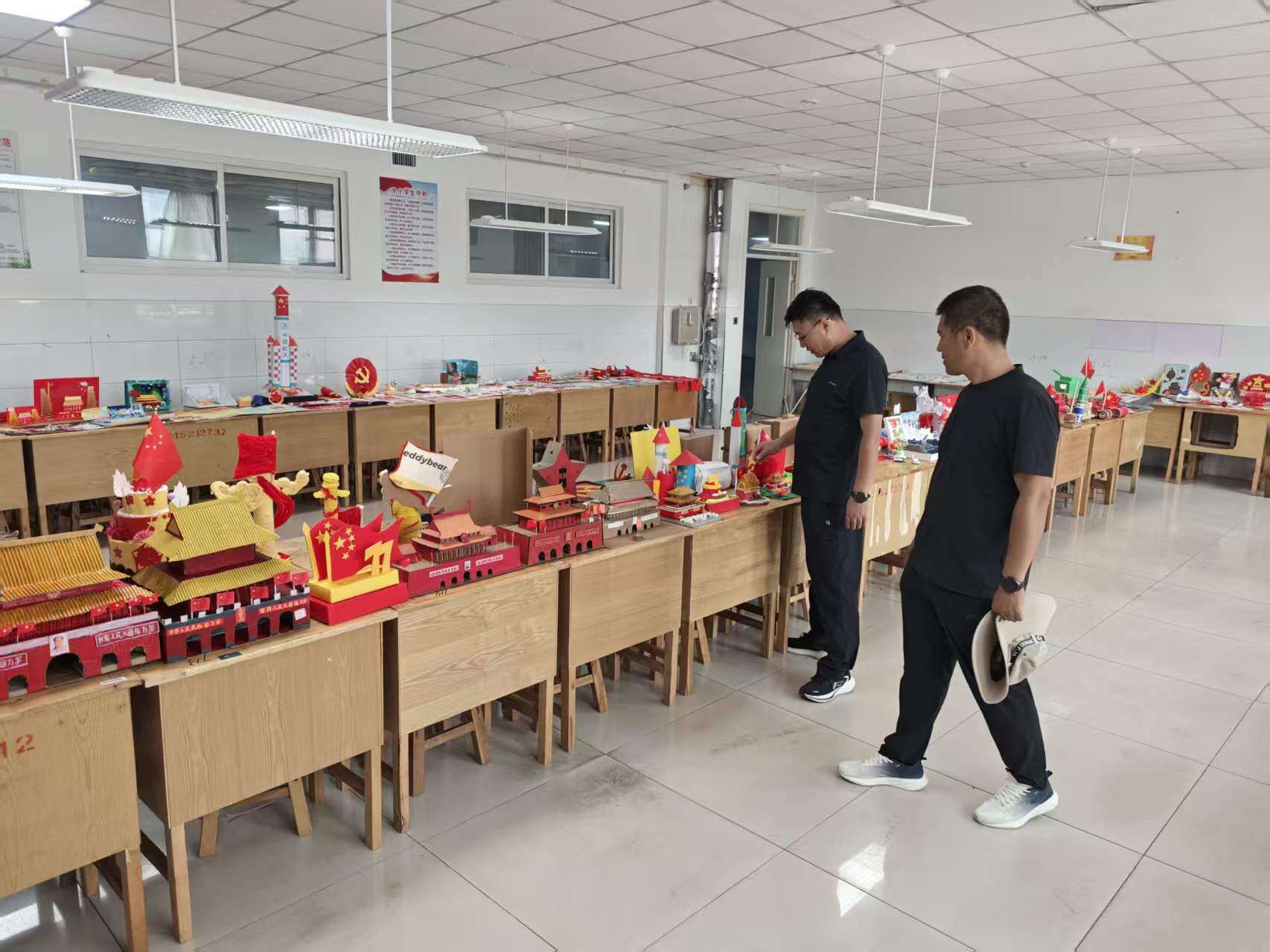 师生观展交流