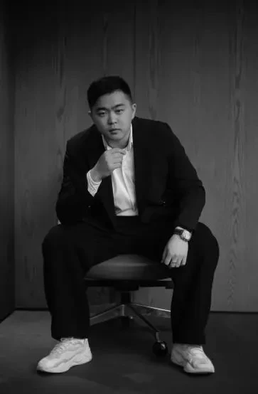 室内方案设计师许振金工作照