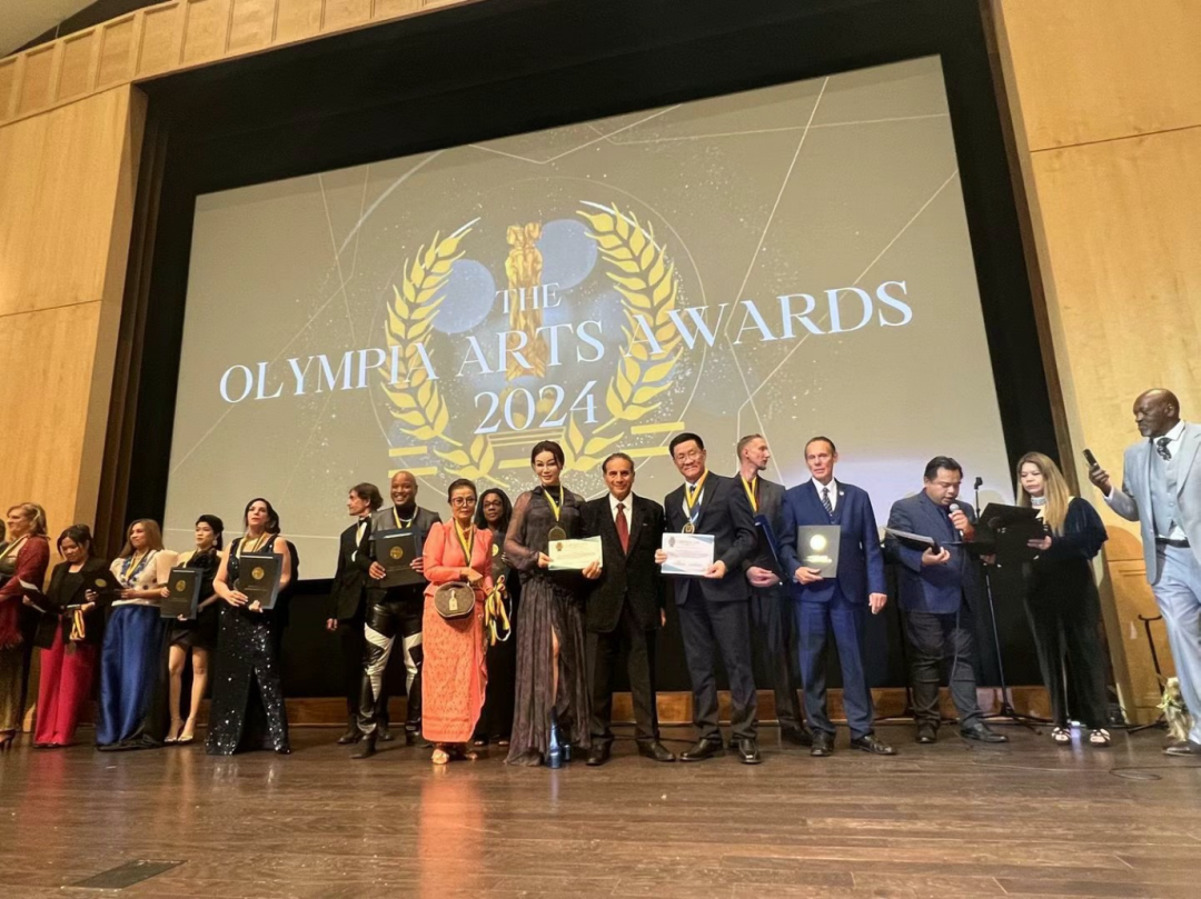 Executive Director of WWTH Law Firm, Jonathan Zhang, awards the 2024 Hollywood Olympia Arts Award