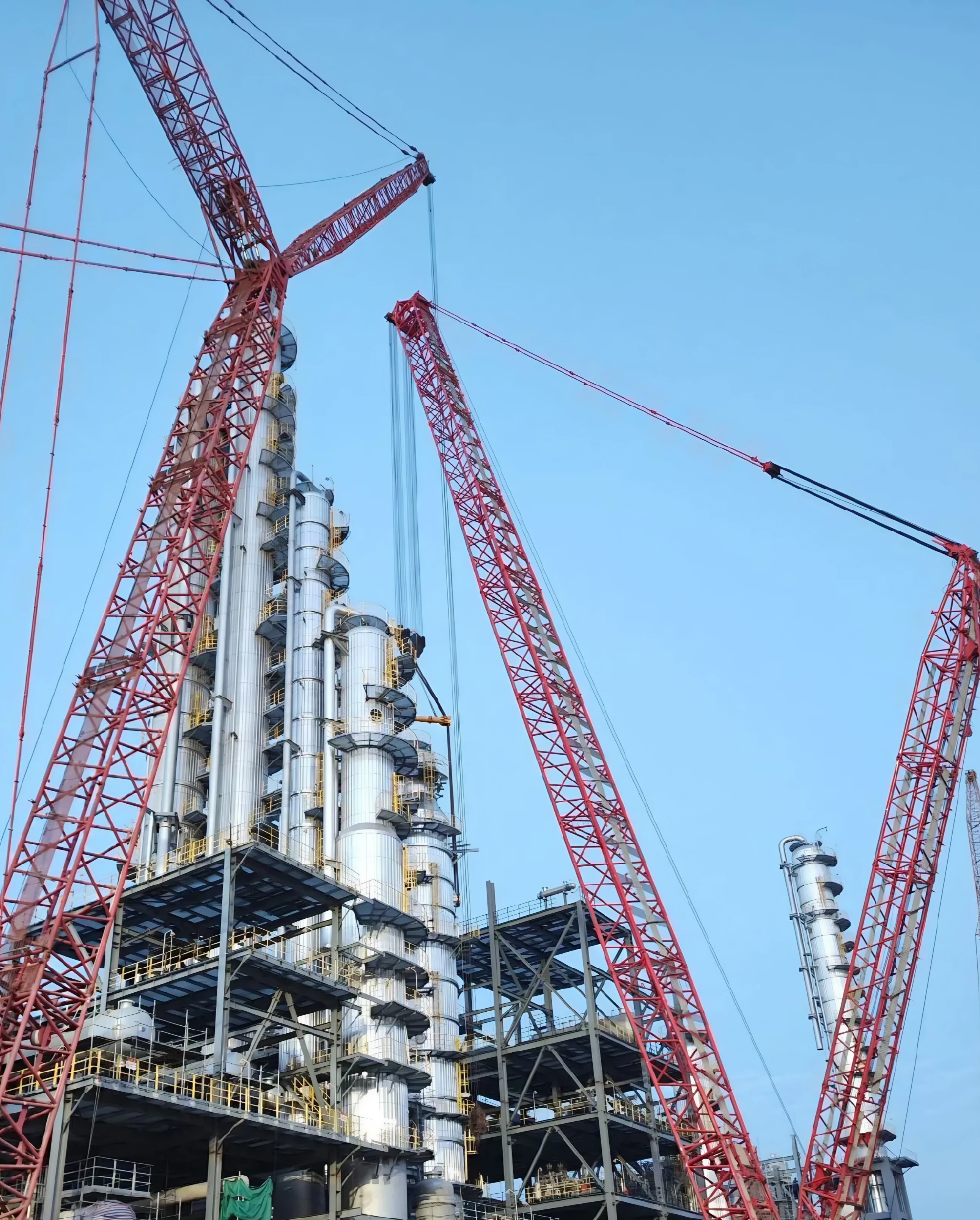 Tightening Petrochemical Pipeline Flange Bolts
