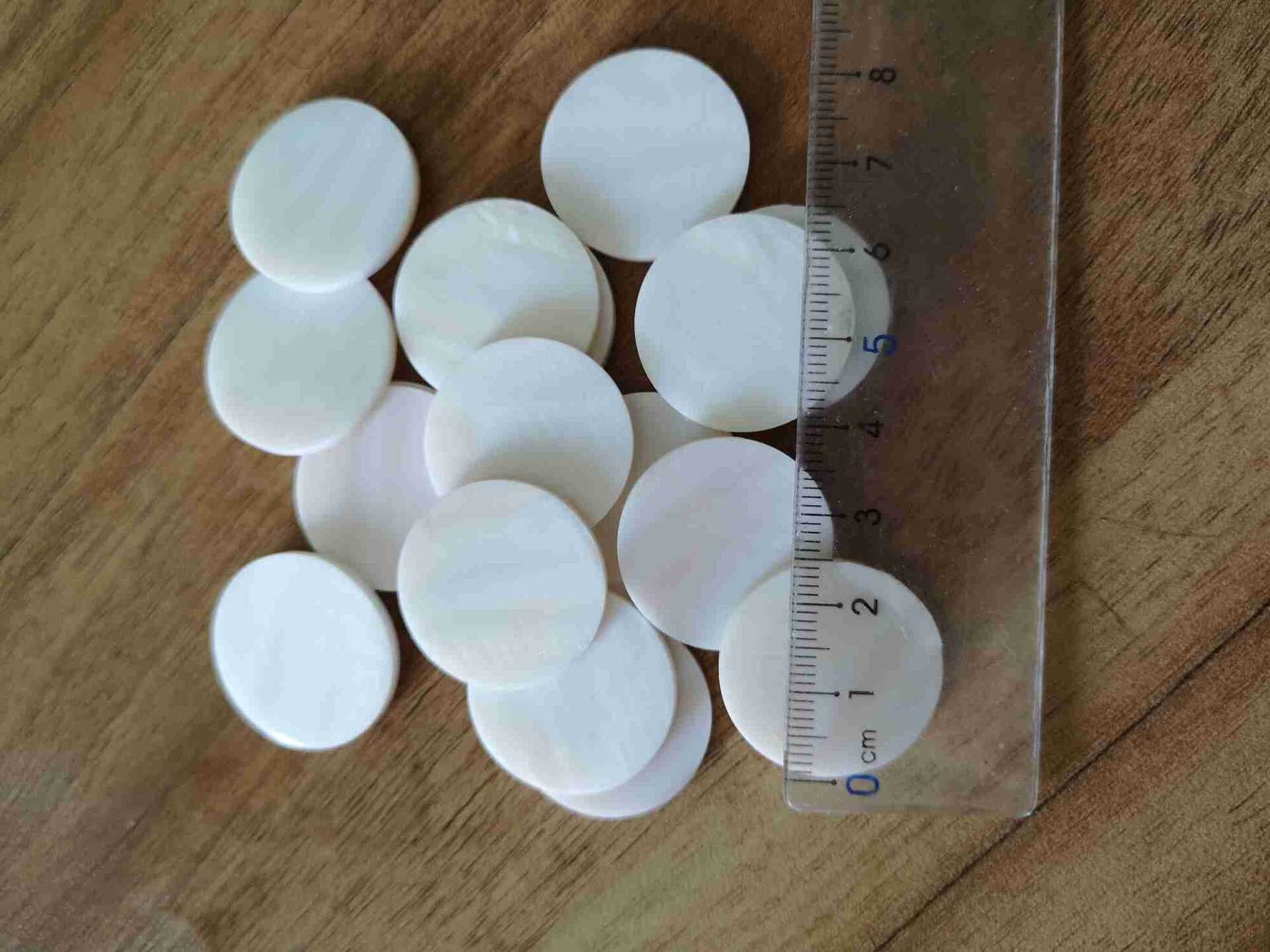 Round freshwater pearl mother-of-pearl discs (loose) - Detail shot 3