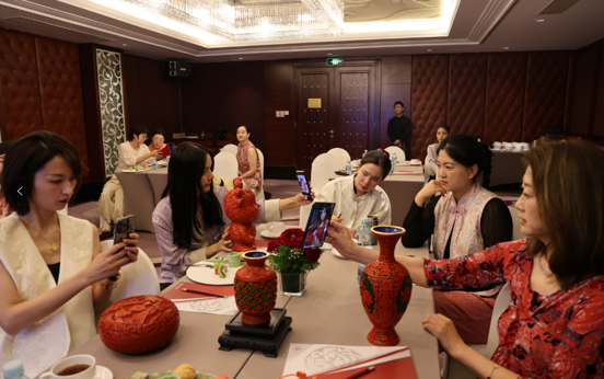 Guests experience the lacquerware carving craft.