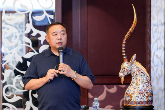 Guests experience the掐丝点蓝 craft