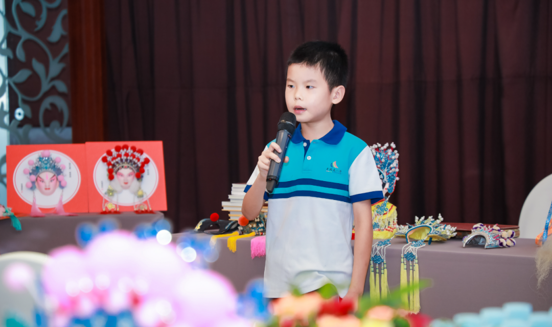 Master Yang Yudong demonstrating the helmet
