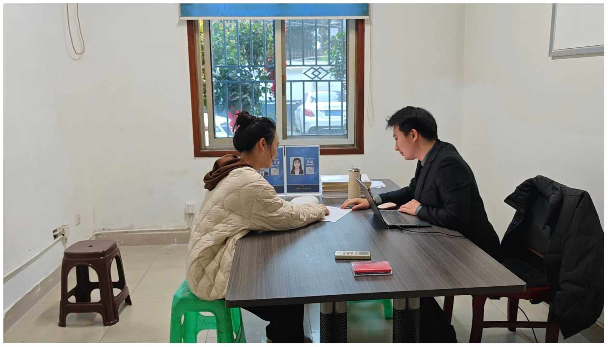律师为来访群众提供法律咨询服务