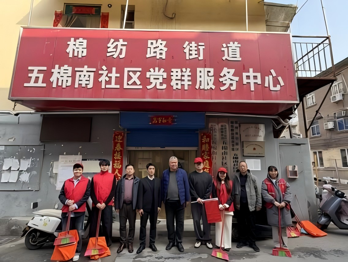 传承雷锋精神守护社区美好开展雷锋日社区清洁志愿服务活动