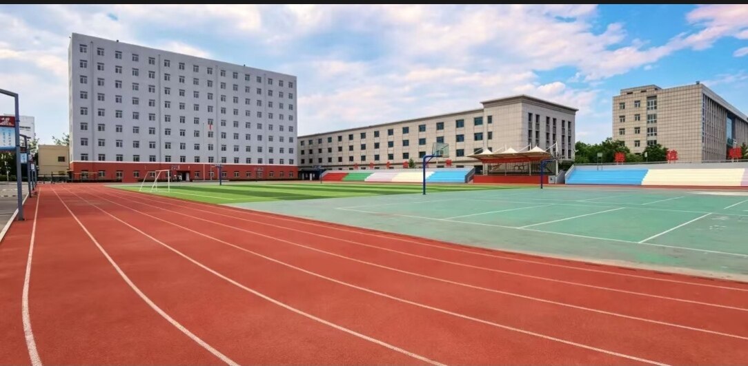 太原维刚实验学校操场和教学楼实景