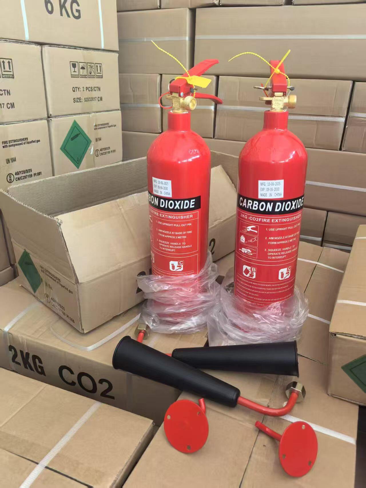 CO₂ extinguisher handle trigger mechanism