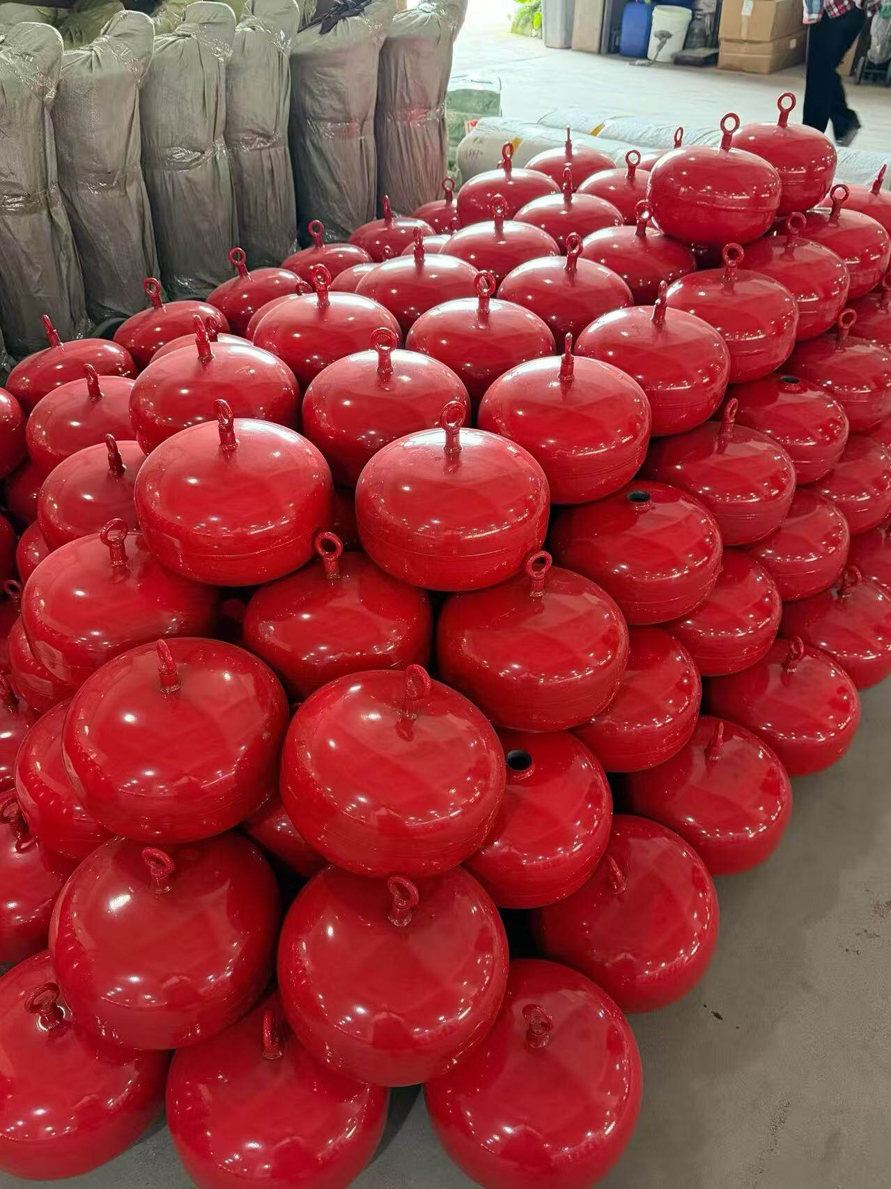 Hanging fire extinguisher temperature sensor