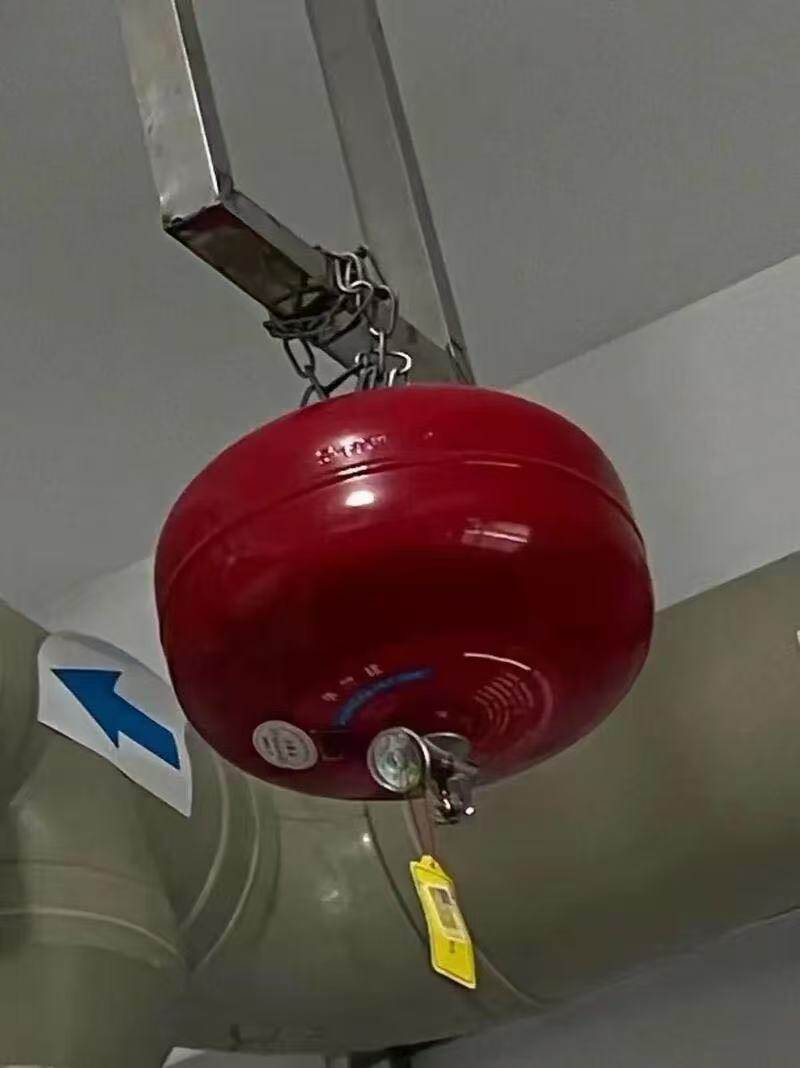 Hanging extinguisher activation mechanism