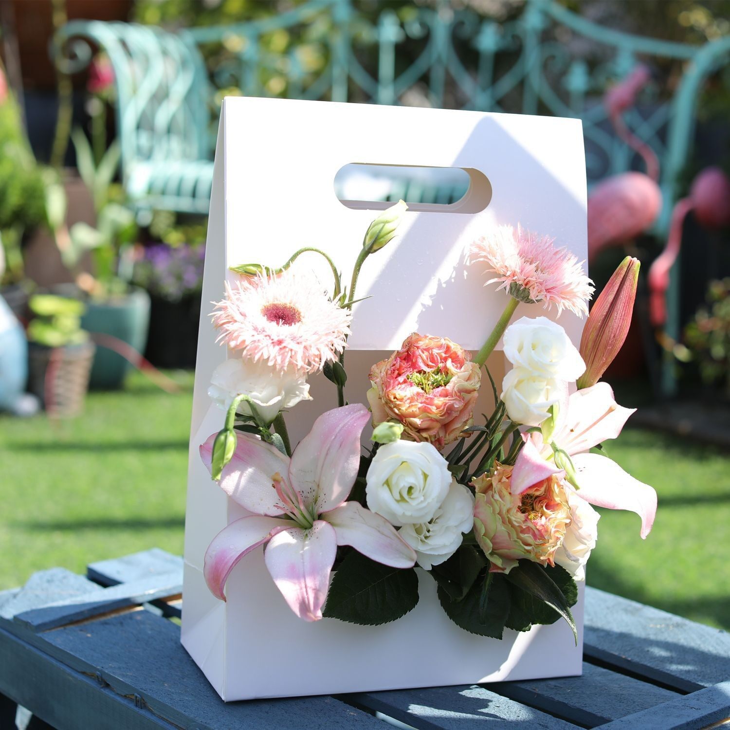 Portable hollow flower arrangement handbag