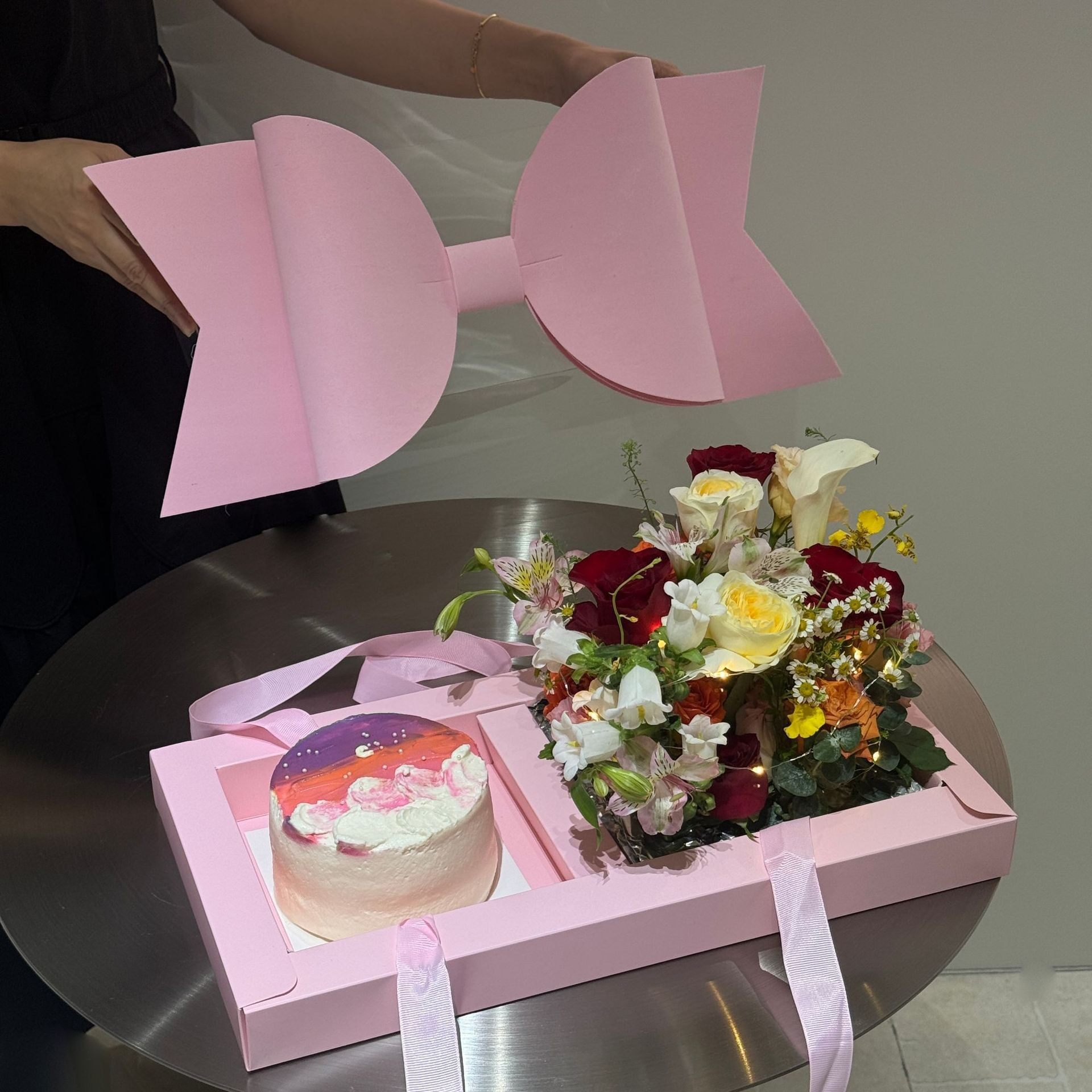 Portable butterfly cake box