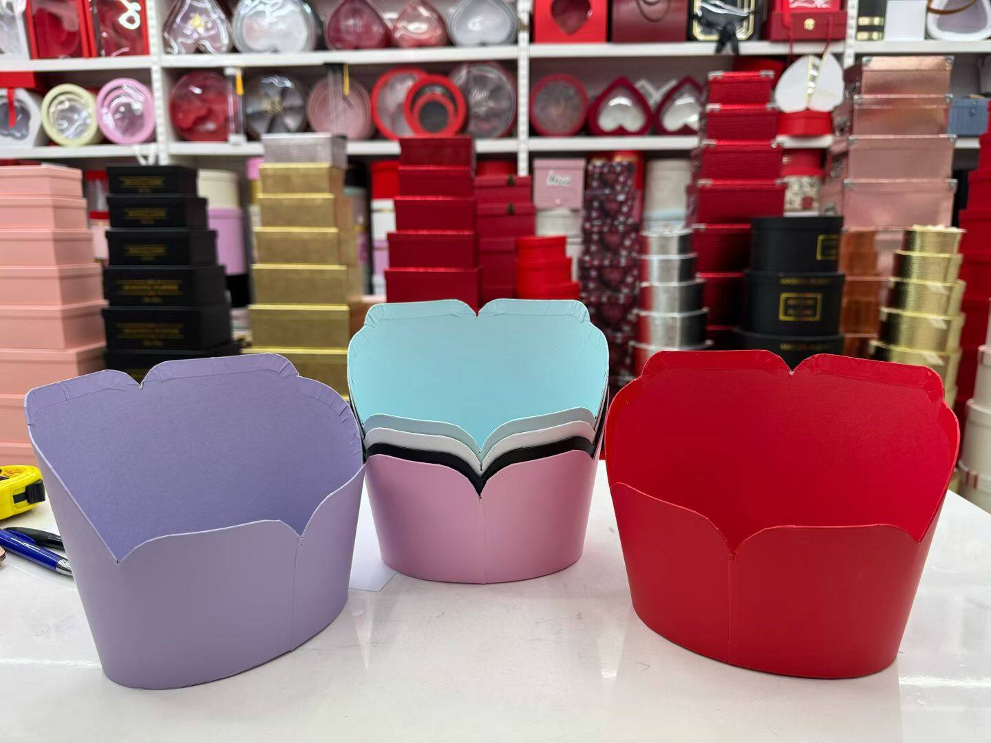 Flower petal-shaped heart-shaped flower arrangement paper box
