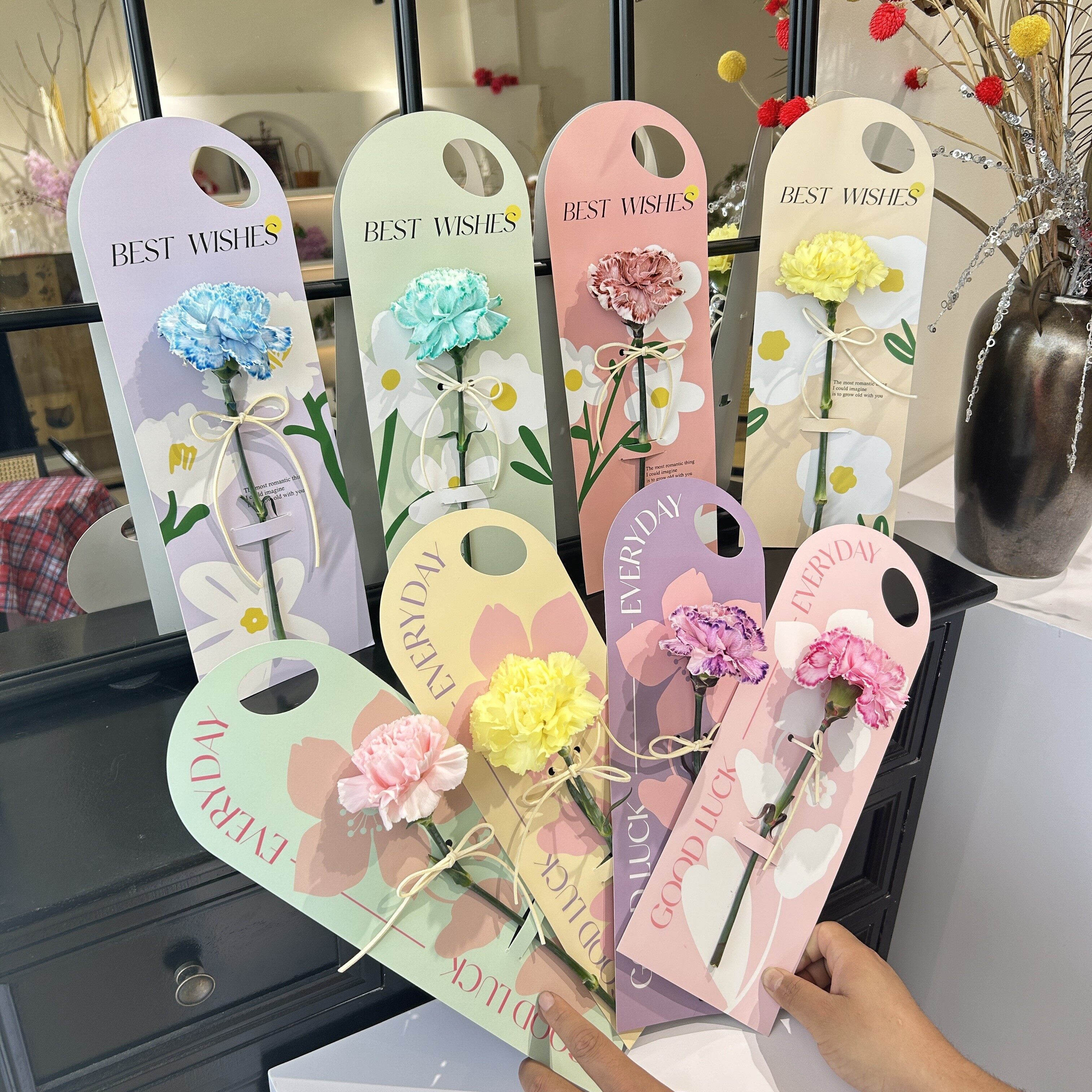 Single-hand portable flower card holder