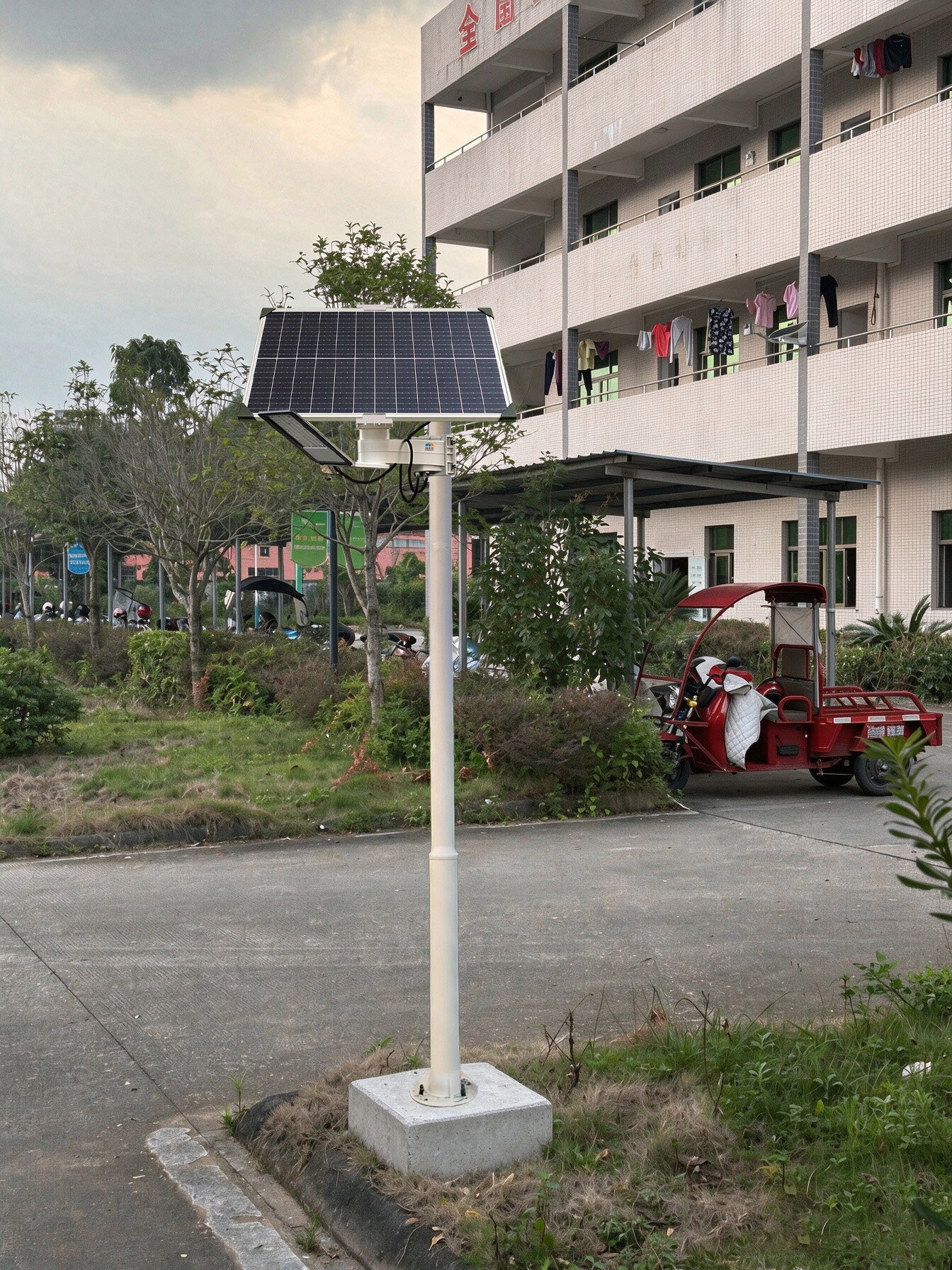 园区太阳能路灯安装案例