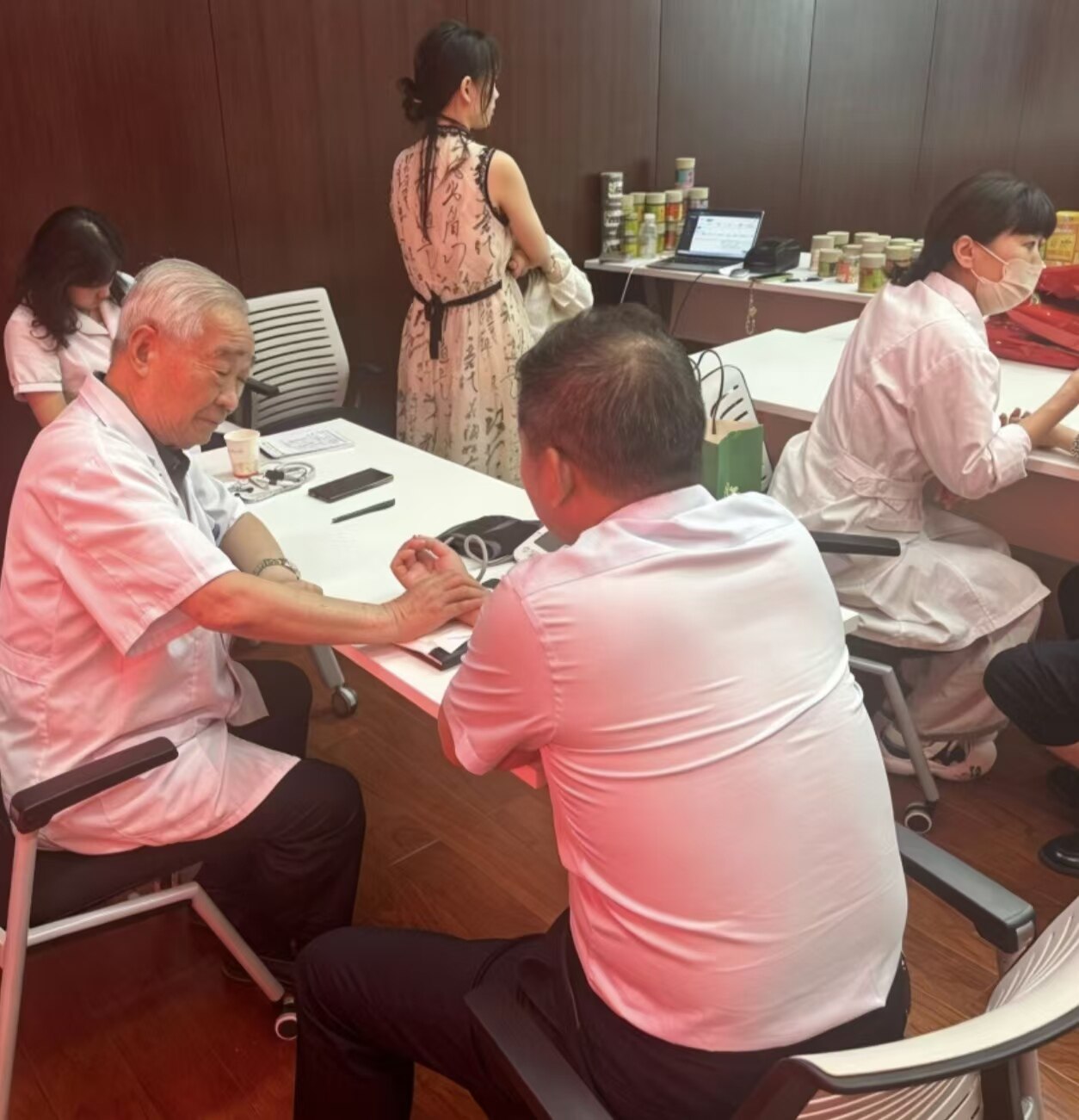 医生为患者测量血压