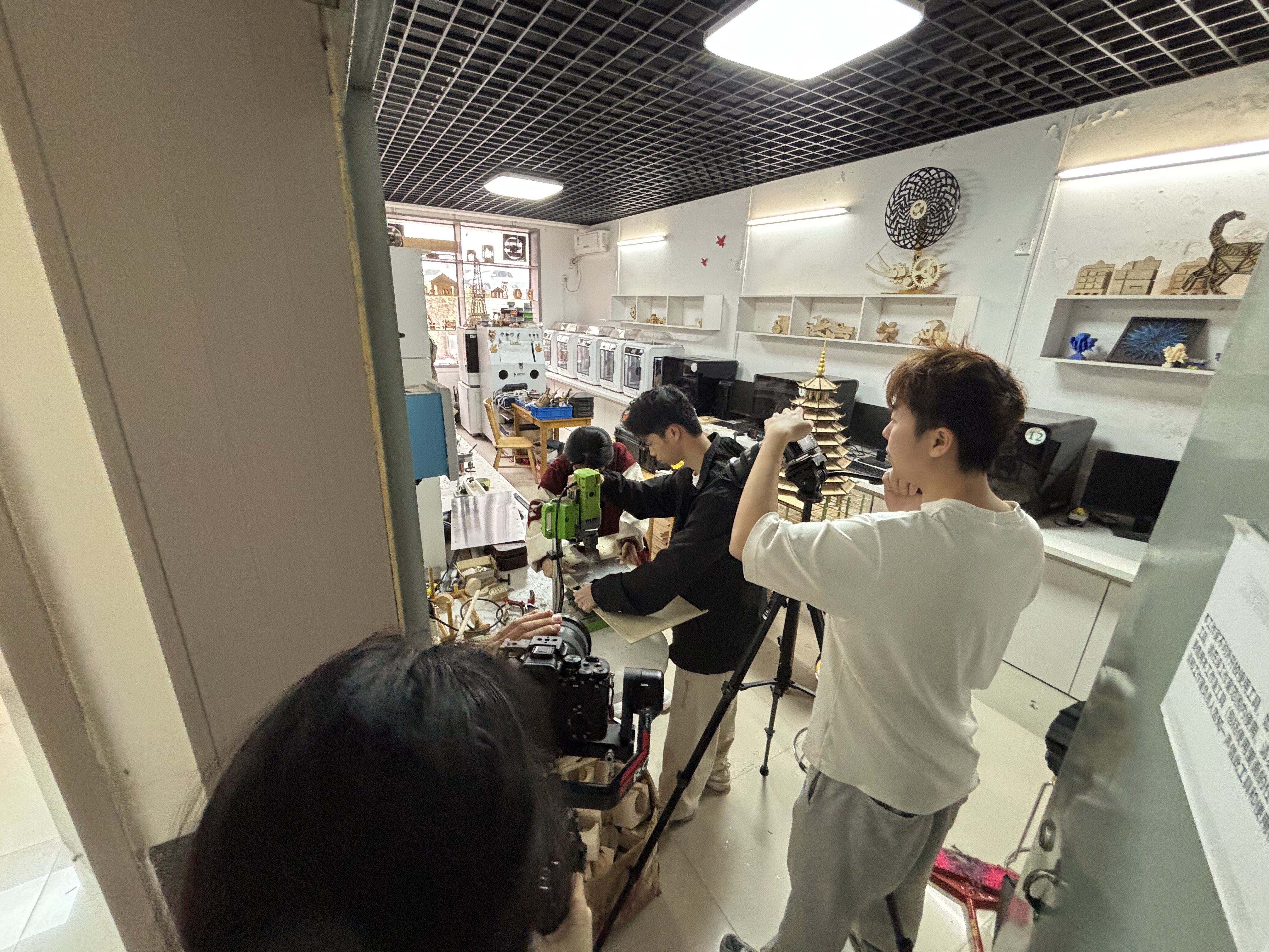 英达思影视团队工作场景