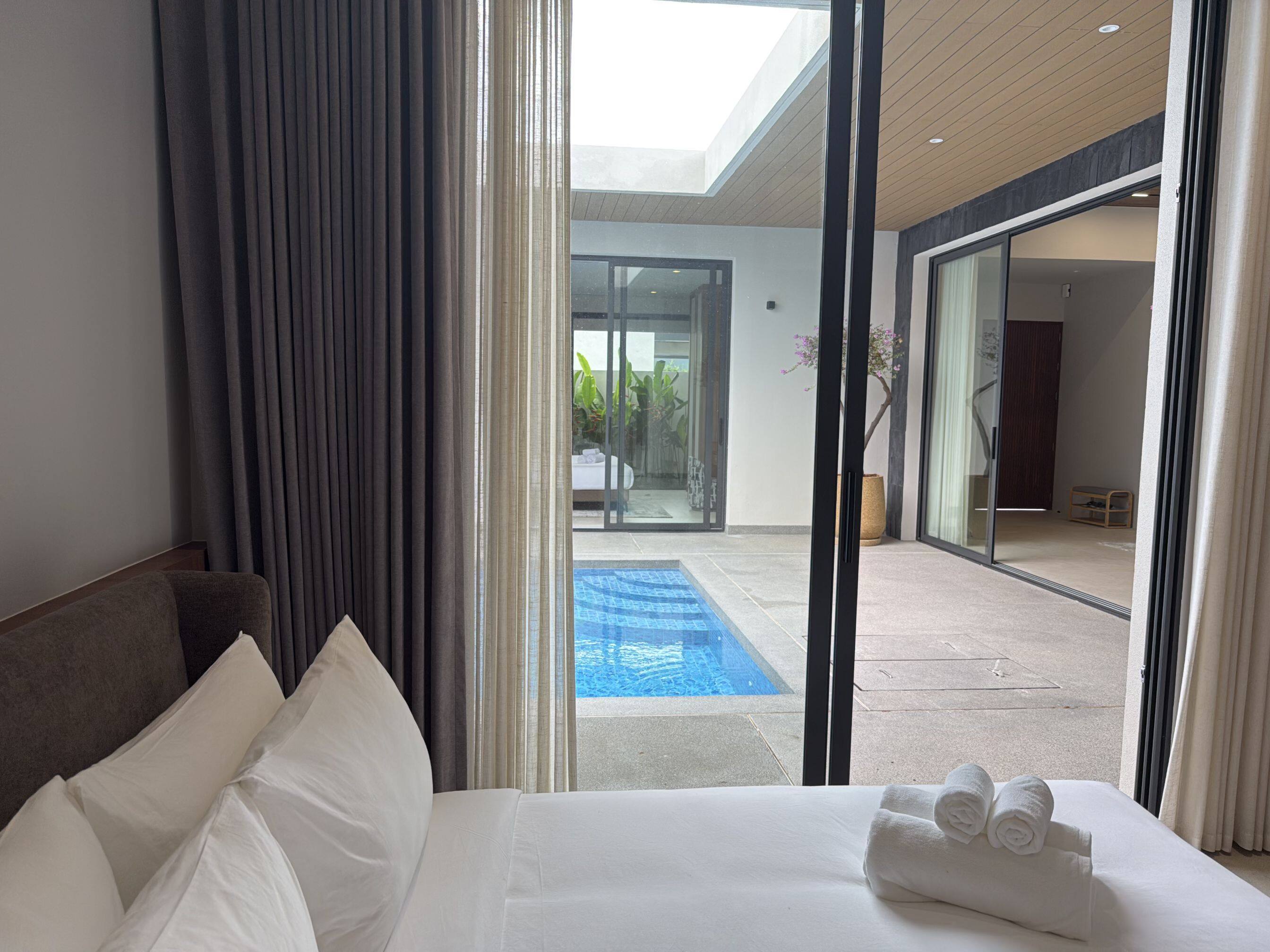 High-end villa bedroom soft bed custom furniture real-case showcase