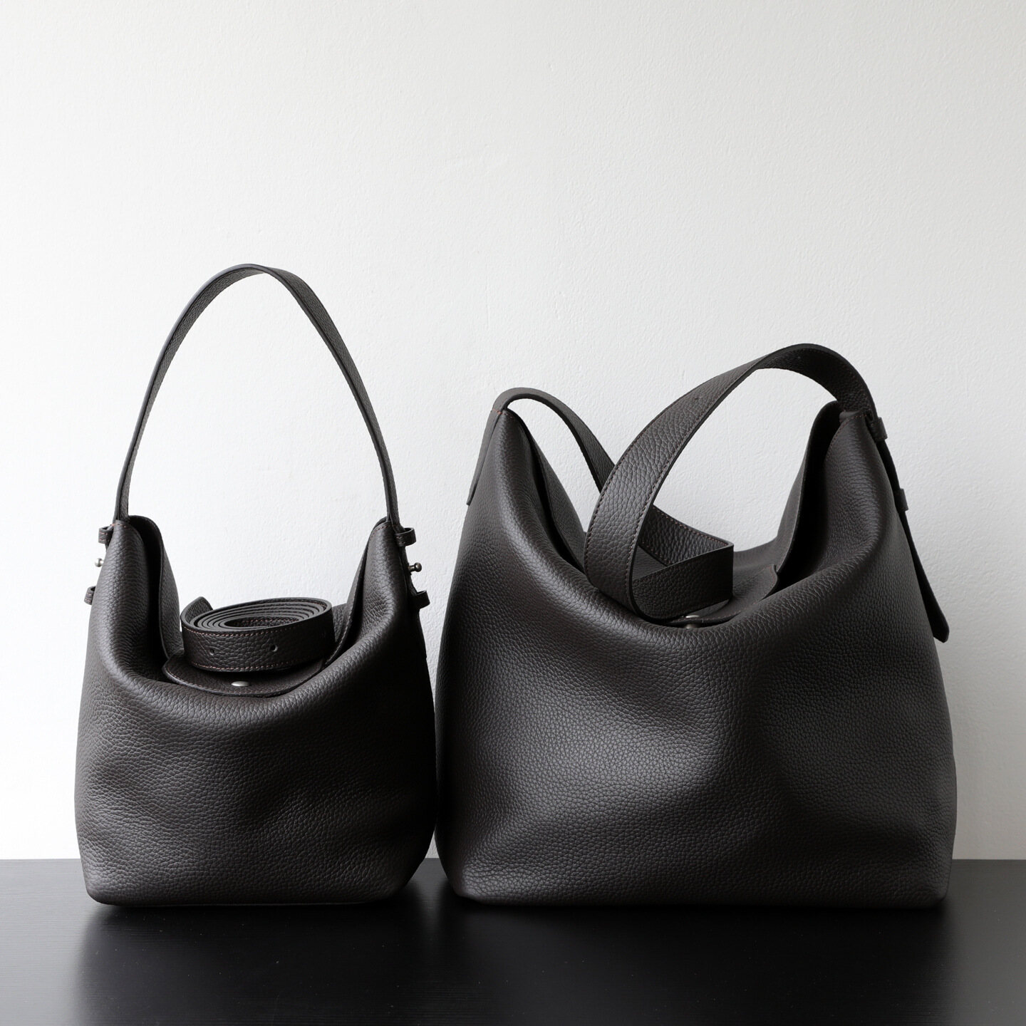 Luxury Minimalist Full-Grain Leather Bucket Bag – Large Capacity, Relaxed Style for Commuting