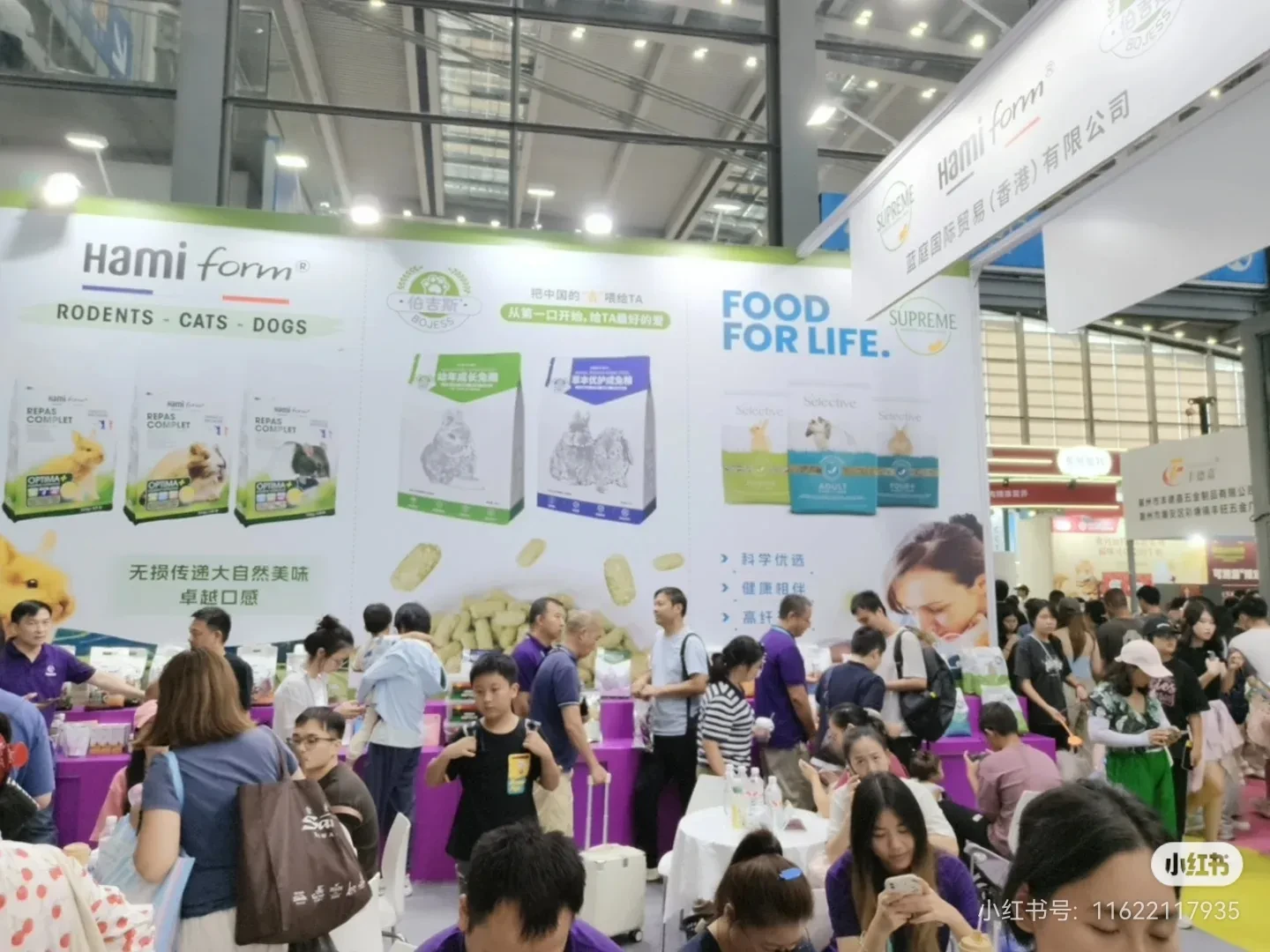 仓库货架上整齐存放的小宠食品整袋货品