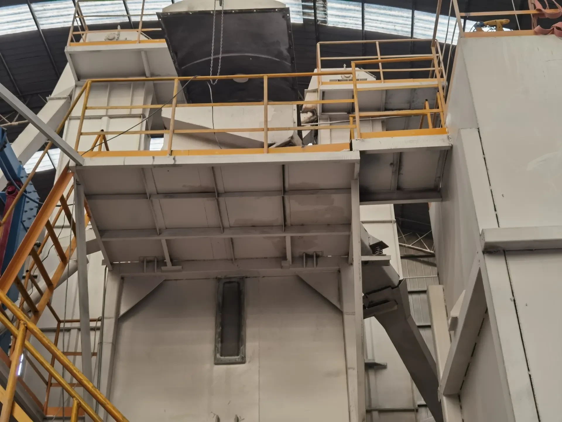 Live footage of the ball mill powdering process