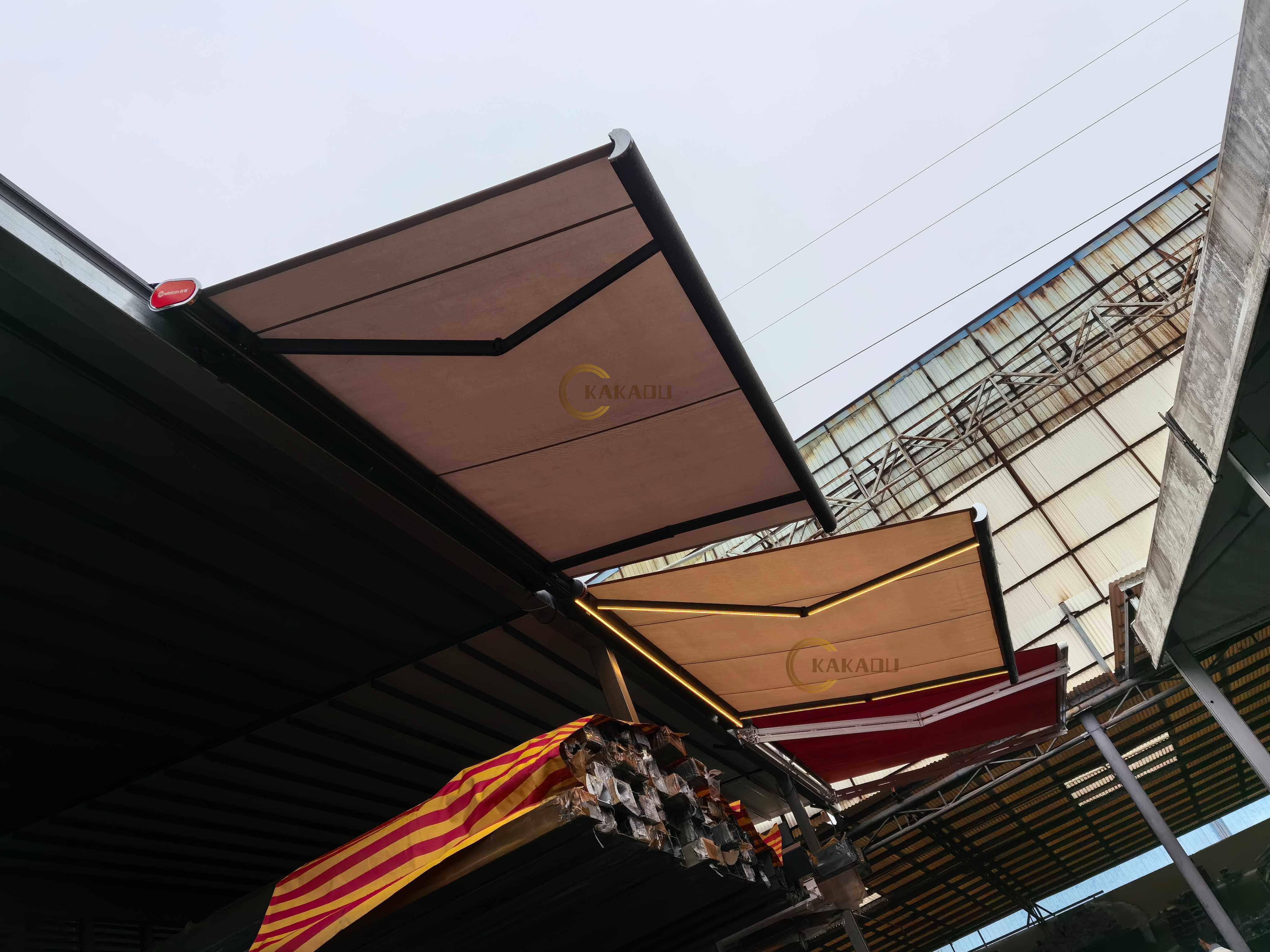 KAKADU ShadeFlex™ Retractable Awning