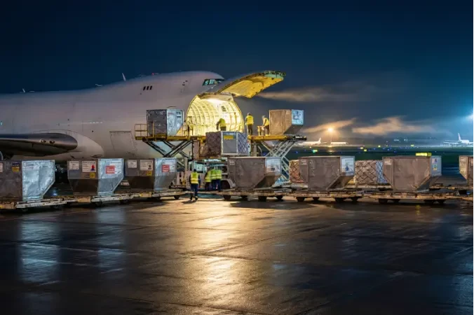 夜间空运装机作业现场,货舱正在装载待出运货物