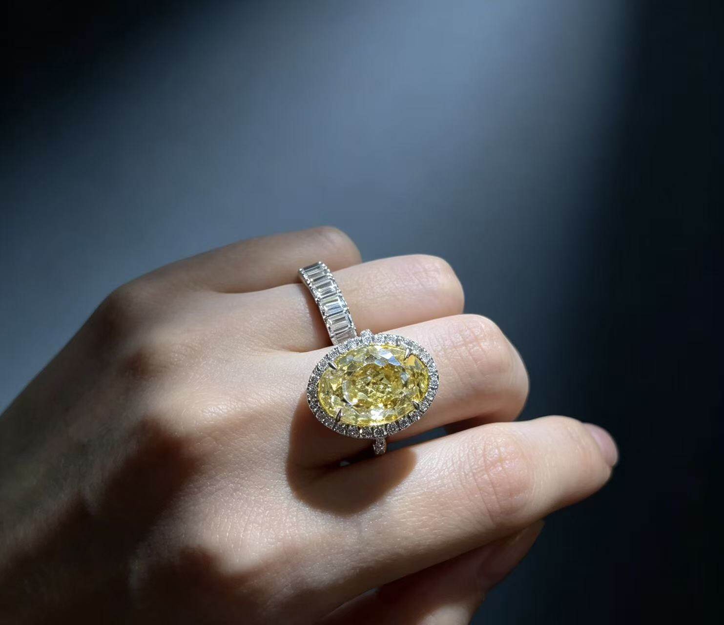Gilded Dawn · 10-Carat Yellow Diamond Ring