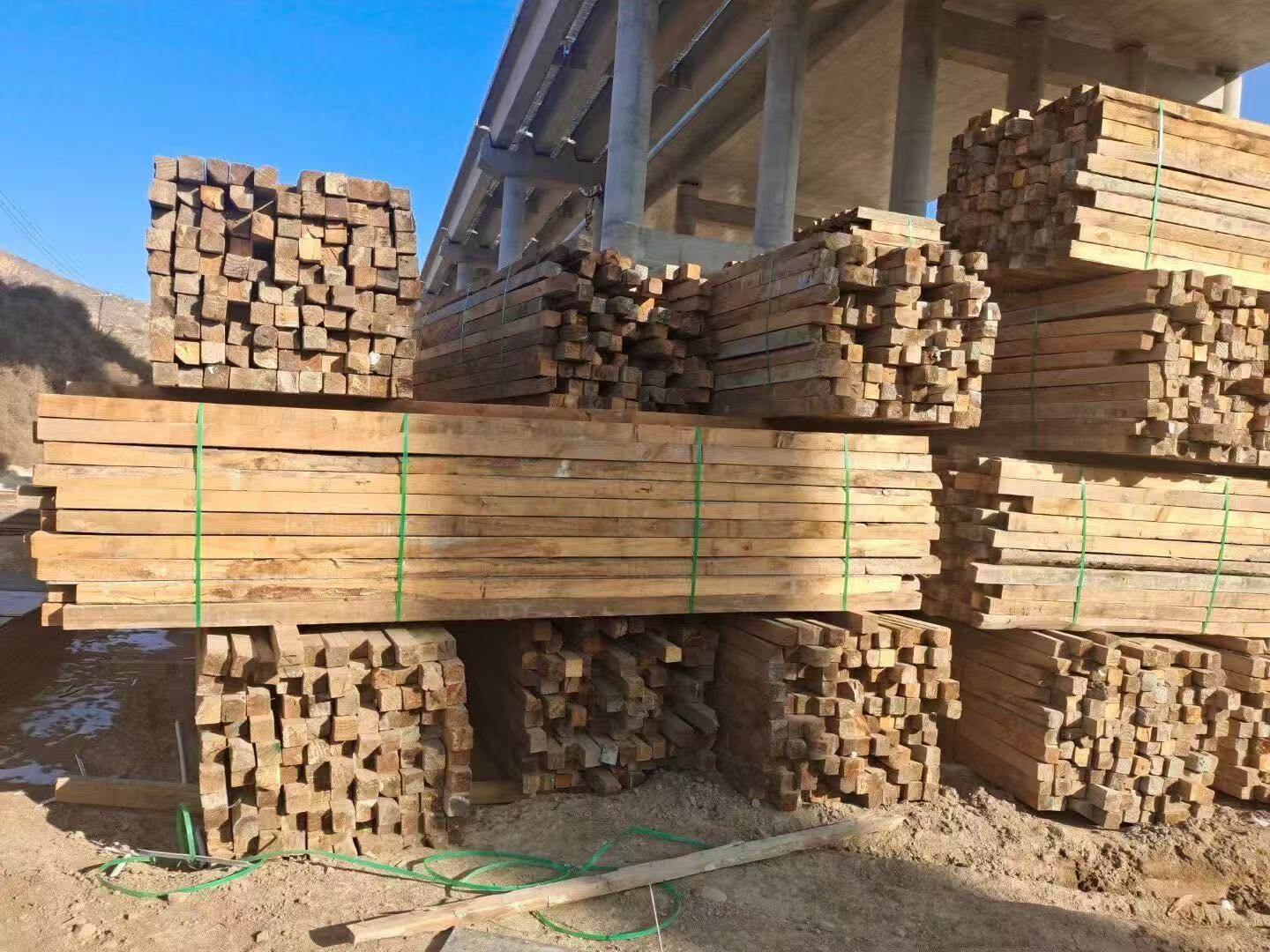 建筑方木堆放