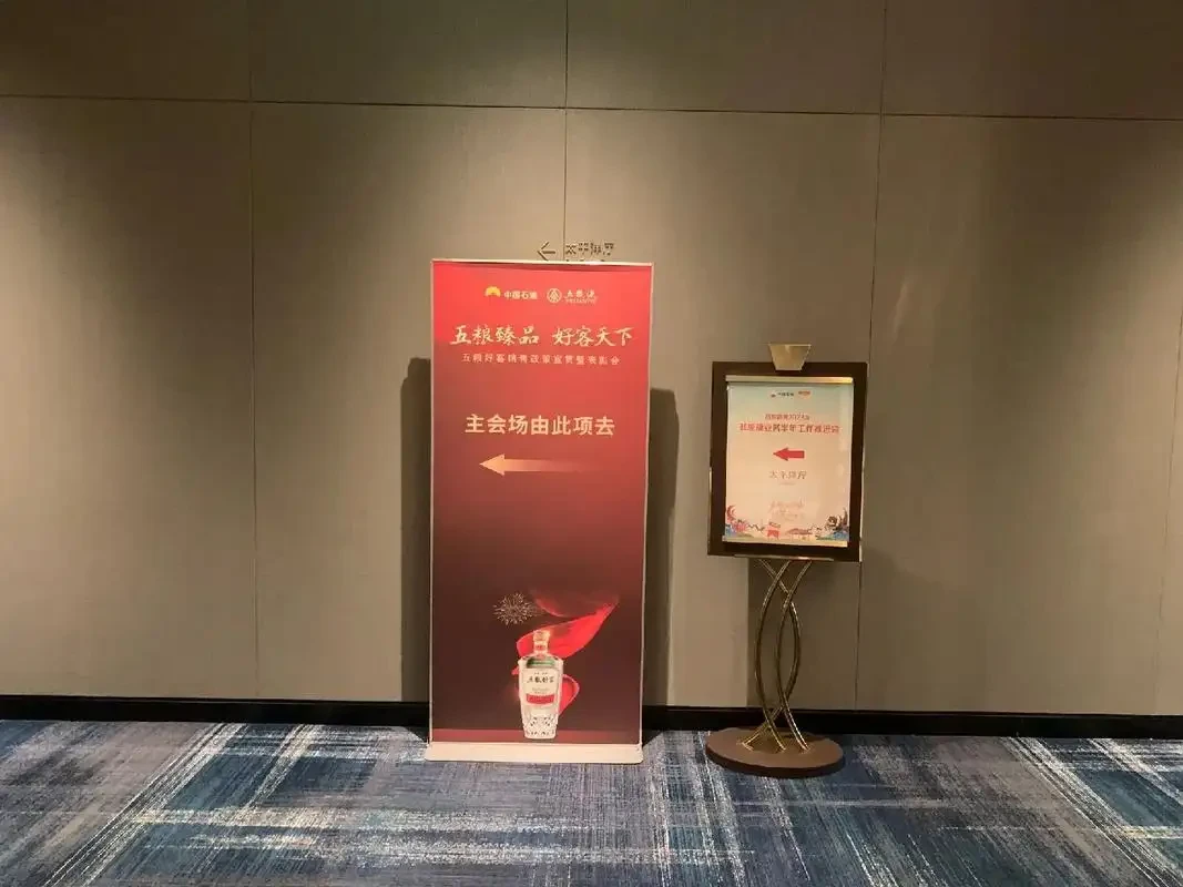 餐饮门店展示器材用什么材料好？合川本地易拉宝选材与耐用性对比