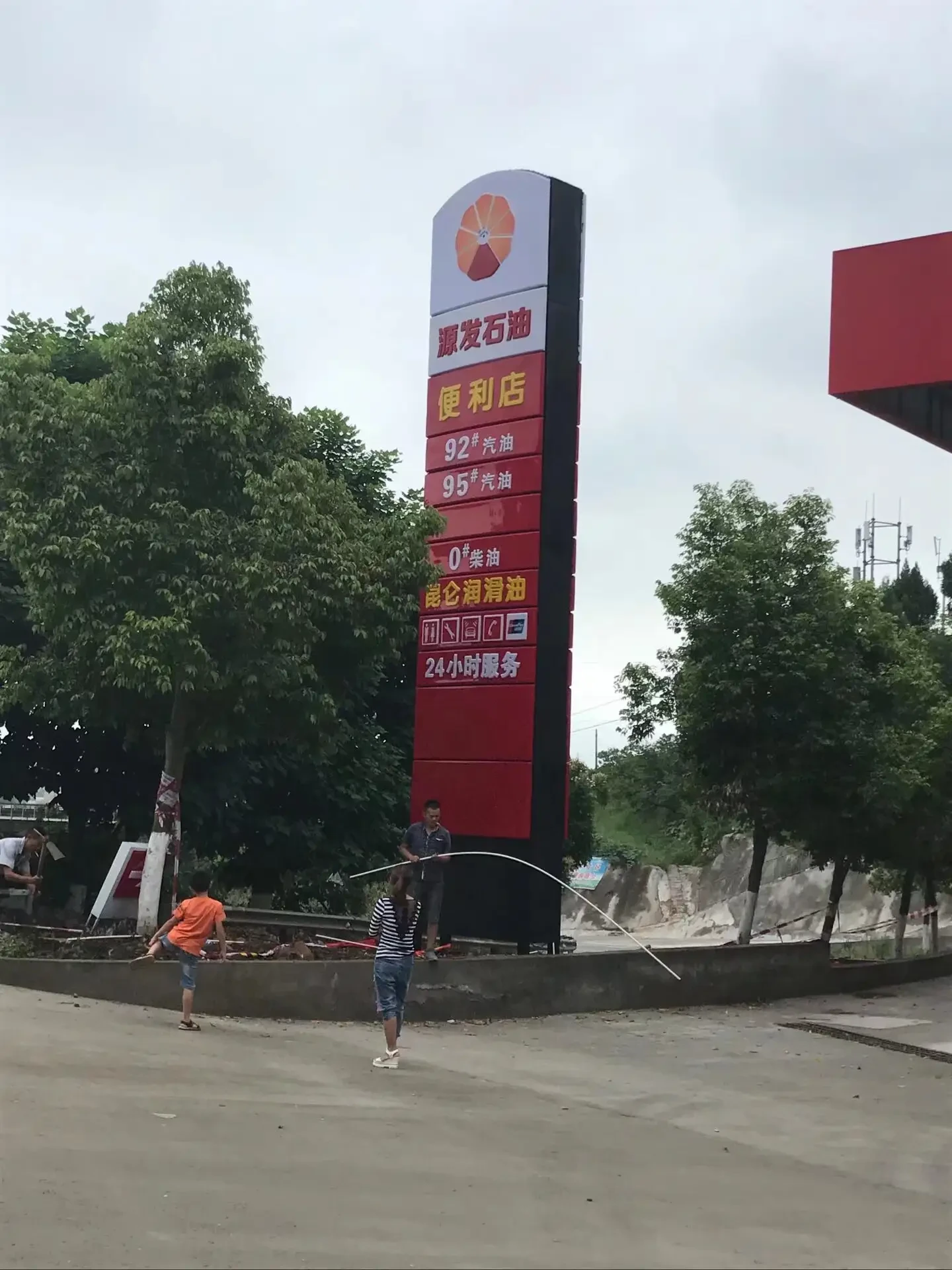 重庆加油站价格立柱标识施工实景