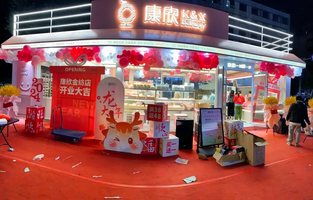 重庆珠宝店开业氛围布置施工实景
