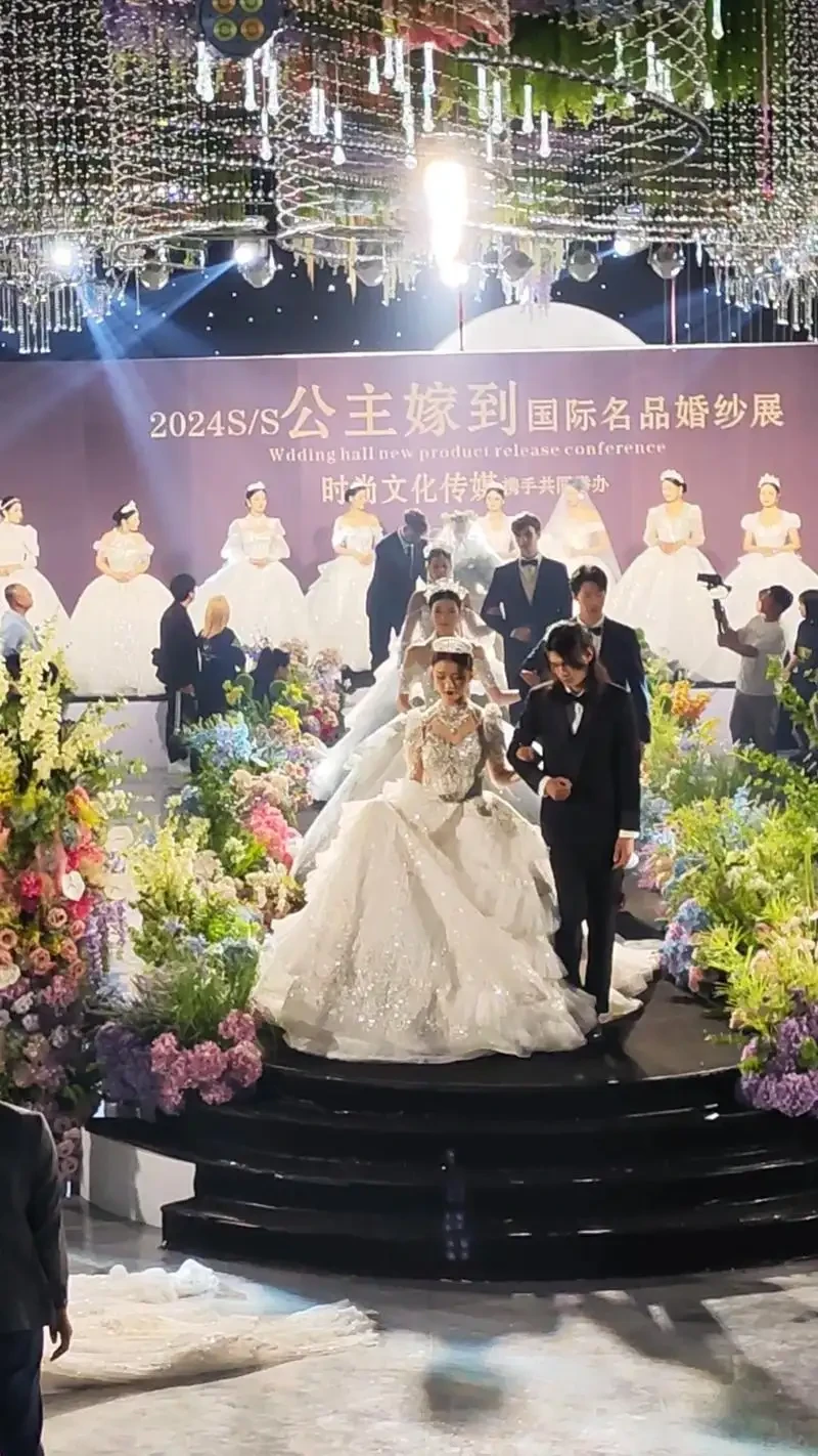 重庆婚纱展T台搭建施工实景