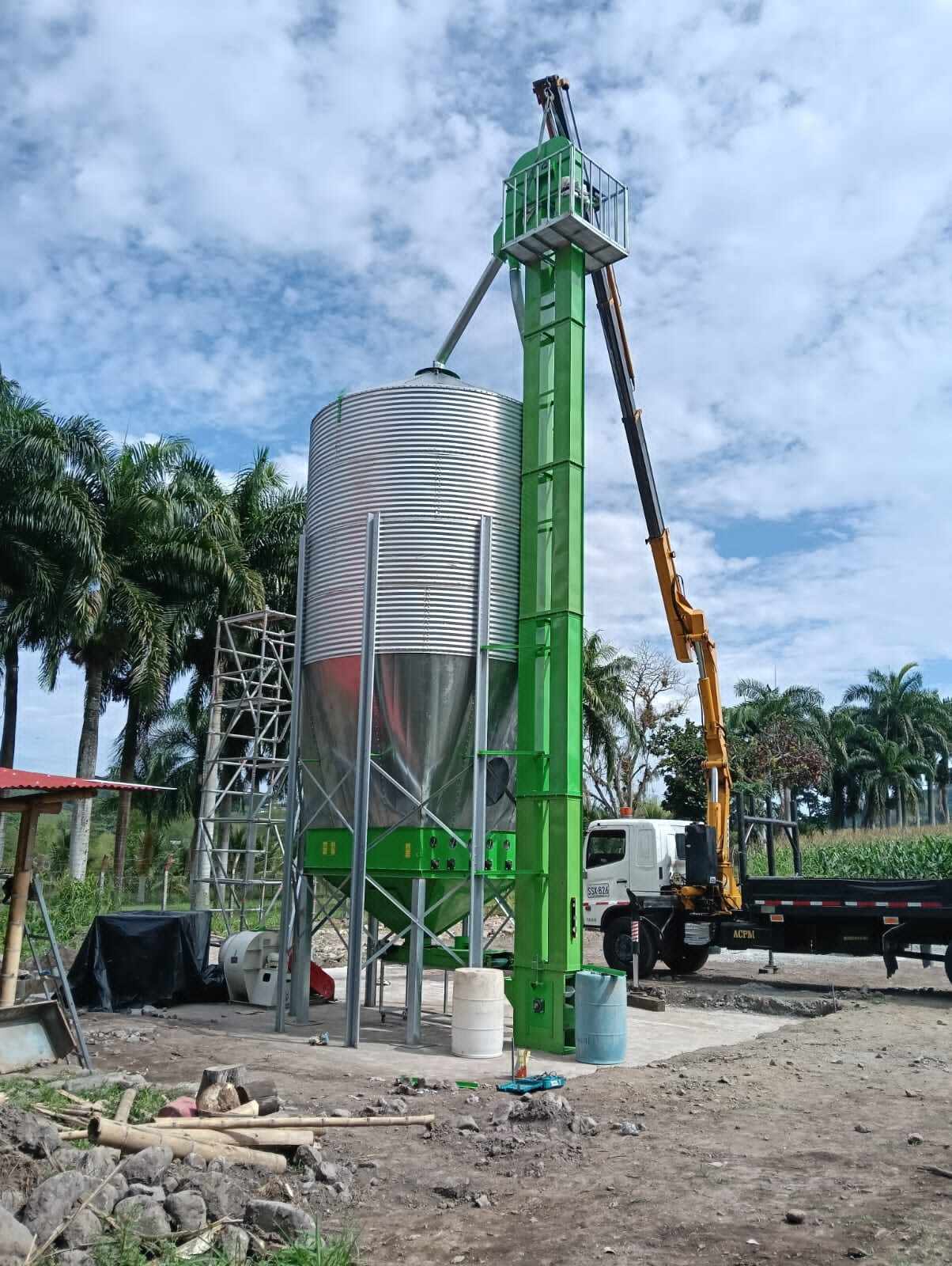 Installation of 30-ton grain dryer in Colombia completed.