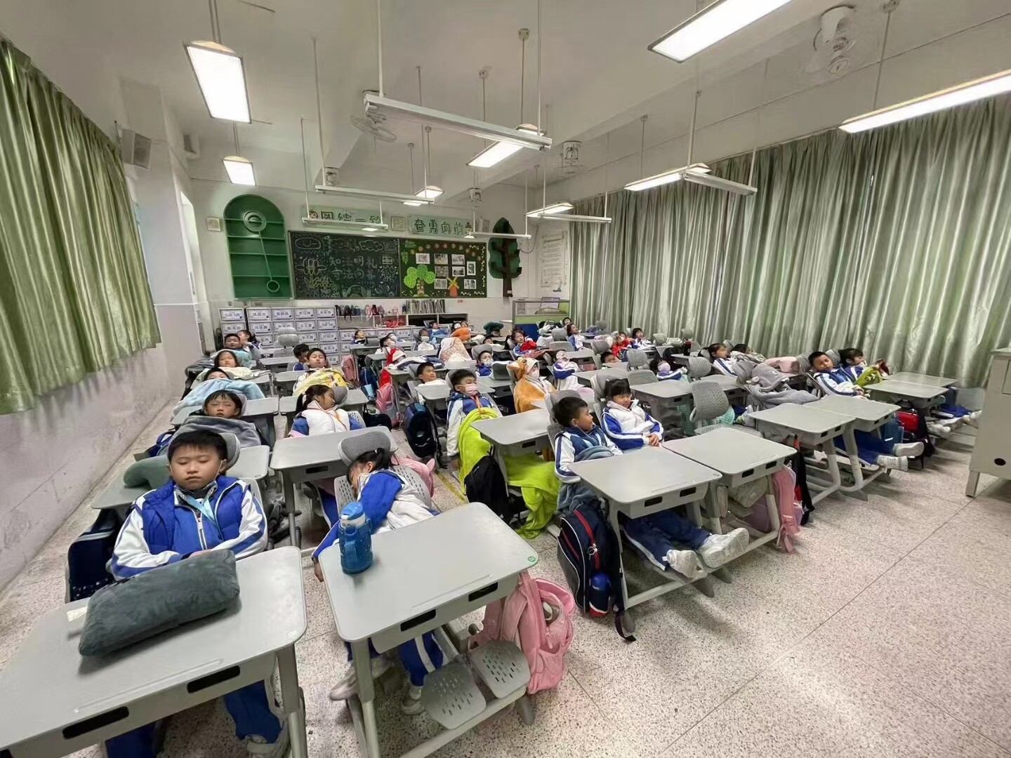 校园午休改革升级，为什么越来越多学校选择午休课桌椅？