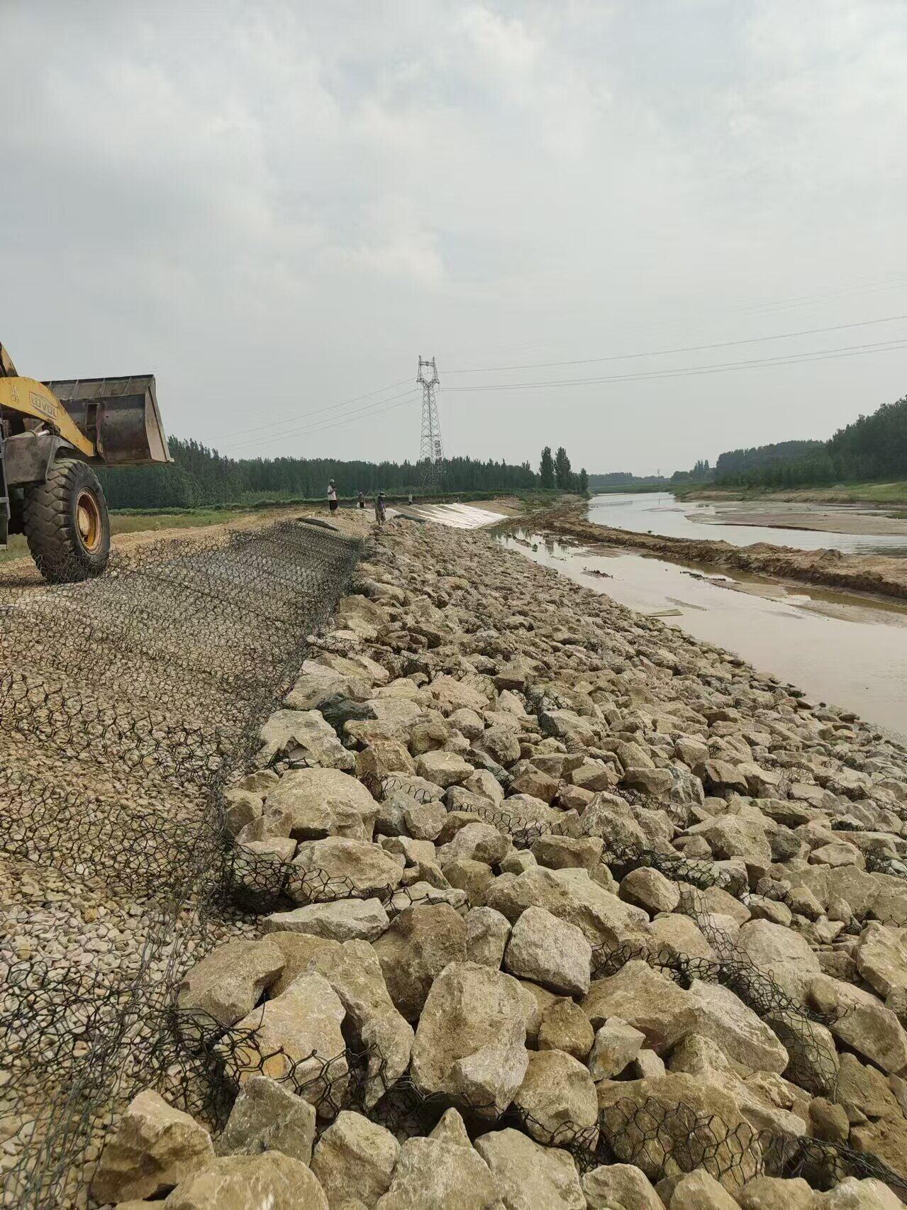 宽阔河道雷诺护垫护岸