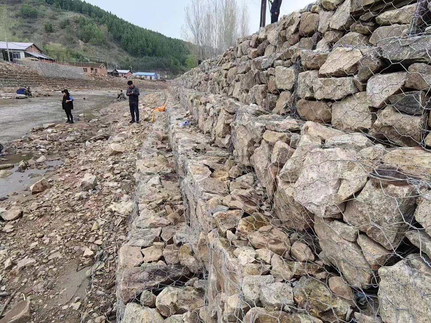 阶梯挡墙验收段实景