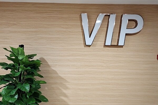 泥度完成某精品影院VIP区与放映厅装饰工程