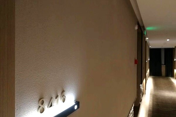 泥度完成某酒店定制客房与走廊装饰项目