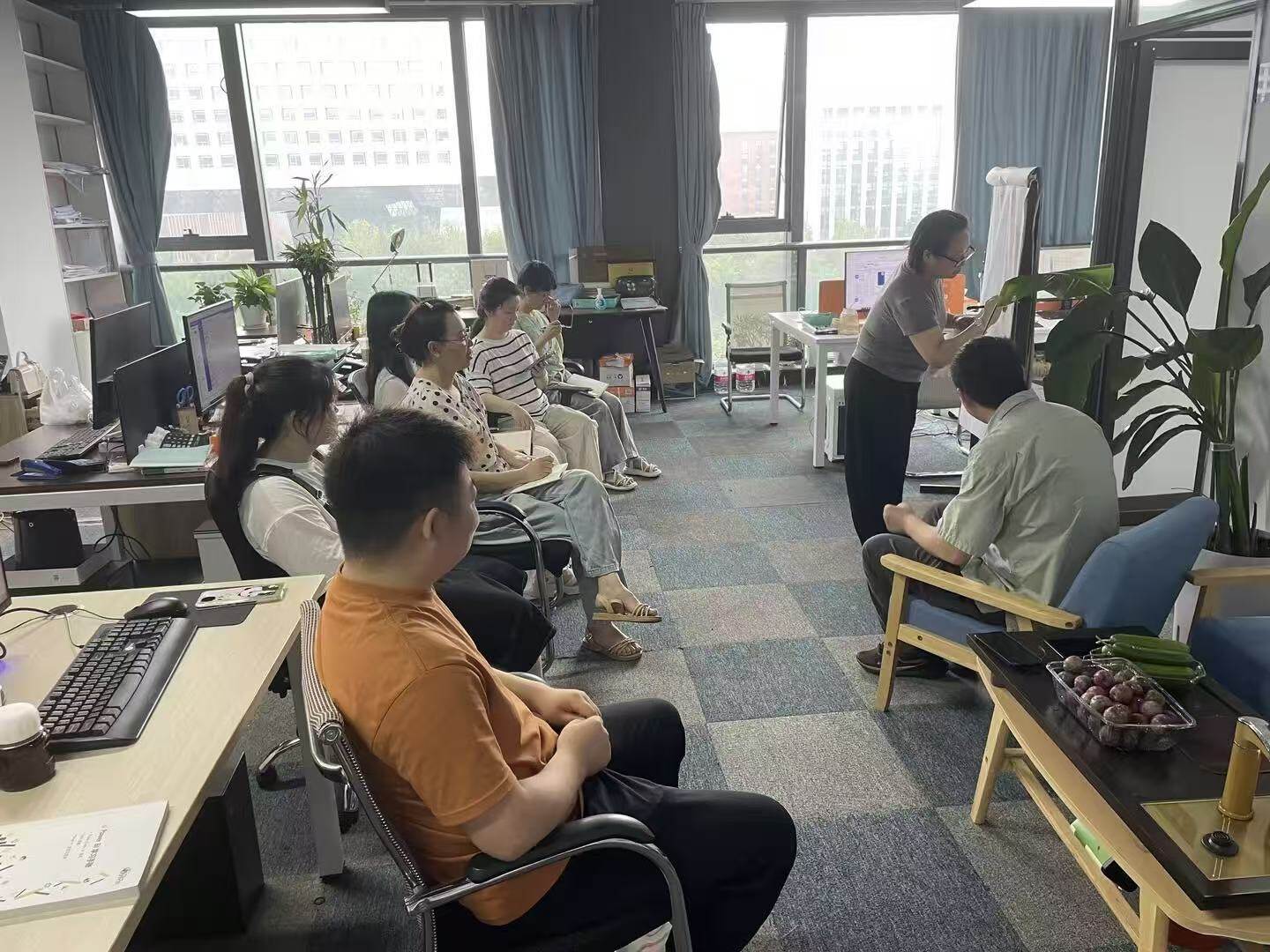 Office Area Guide – Team Discussion in Office Space