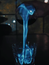 酒杯中的夜晚